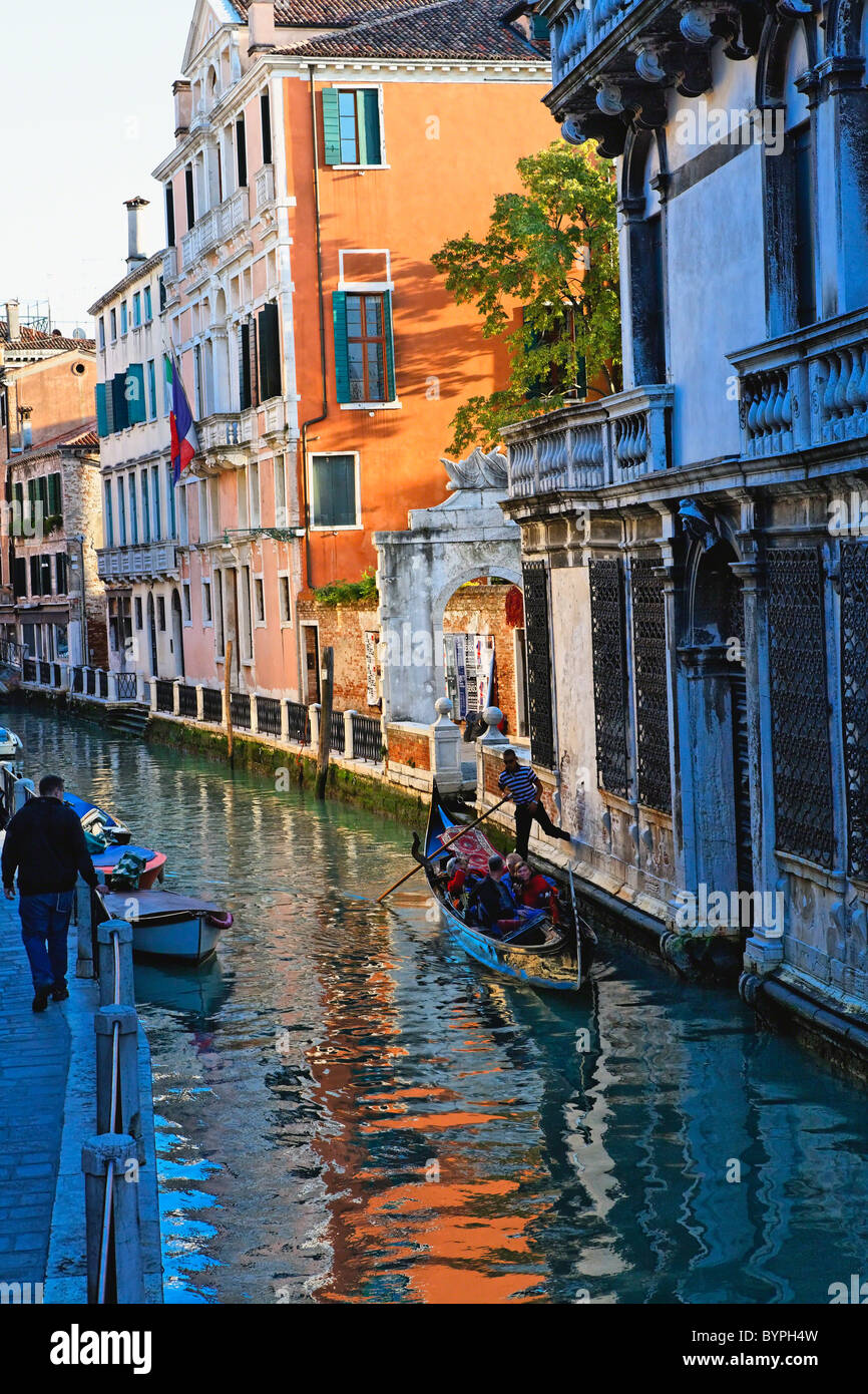 Turisti in una gondola fondamenta rio marin o de garzotti, Venezia, veneto, Italia Foto Stock
