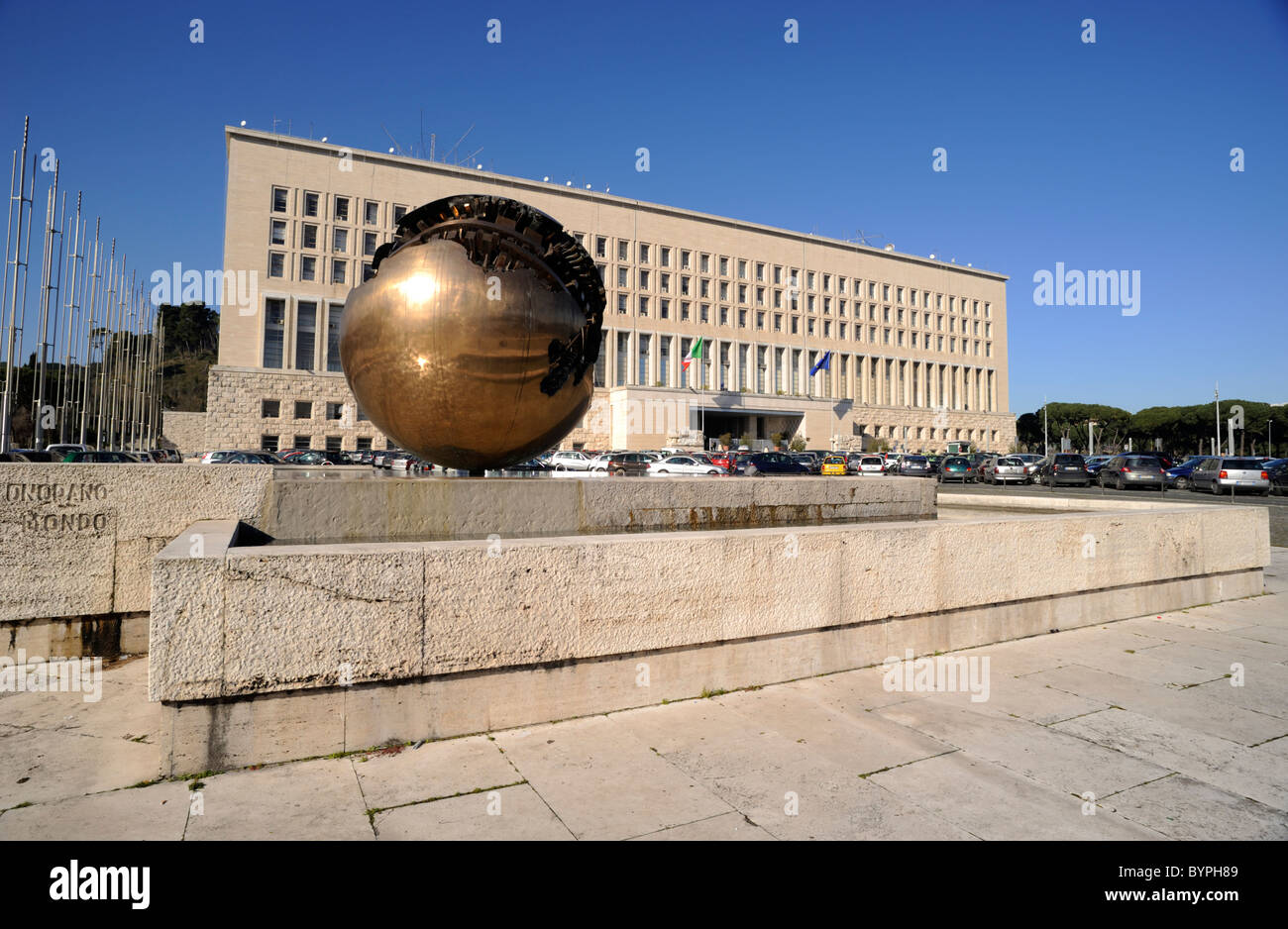 Italia, Roma, Palazzo della Farnesina, Ministero degli affari Esteri, Arnaldo Pomodoro scultura Foto Stock