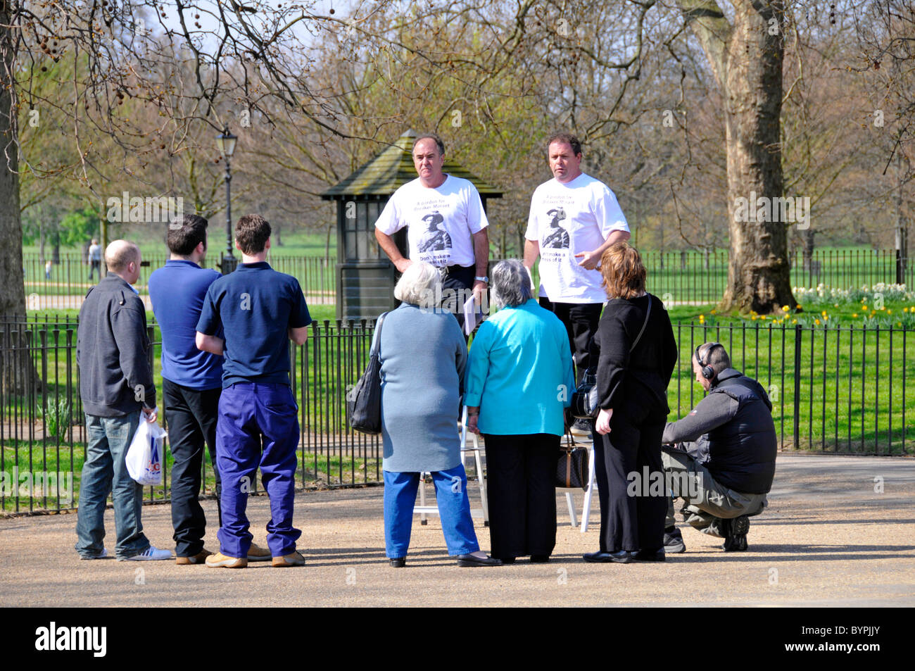 Due uomini di un genere in camicie corrispondenti che indirizzano alcune persone a Speakers Corner e sono stati girati a Londra Inghilterra Regno Unito Foto Stock
