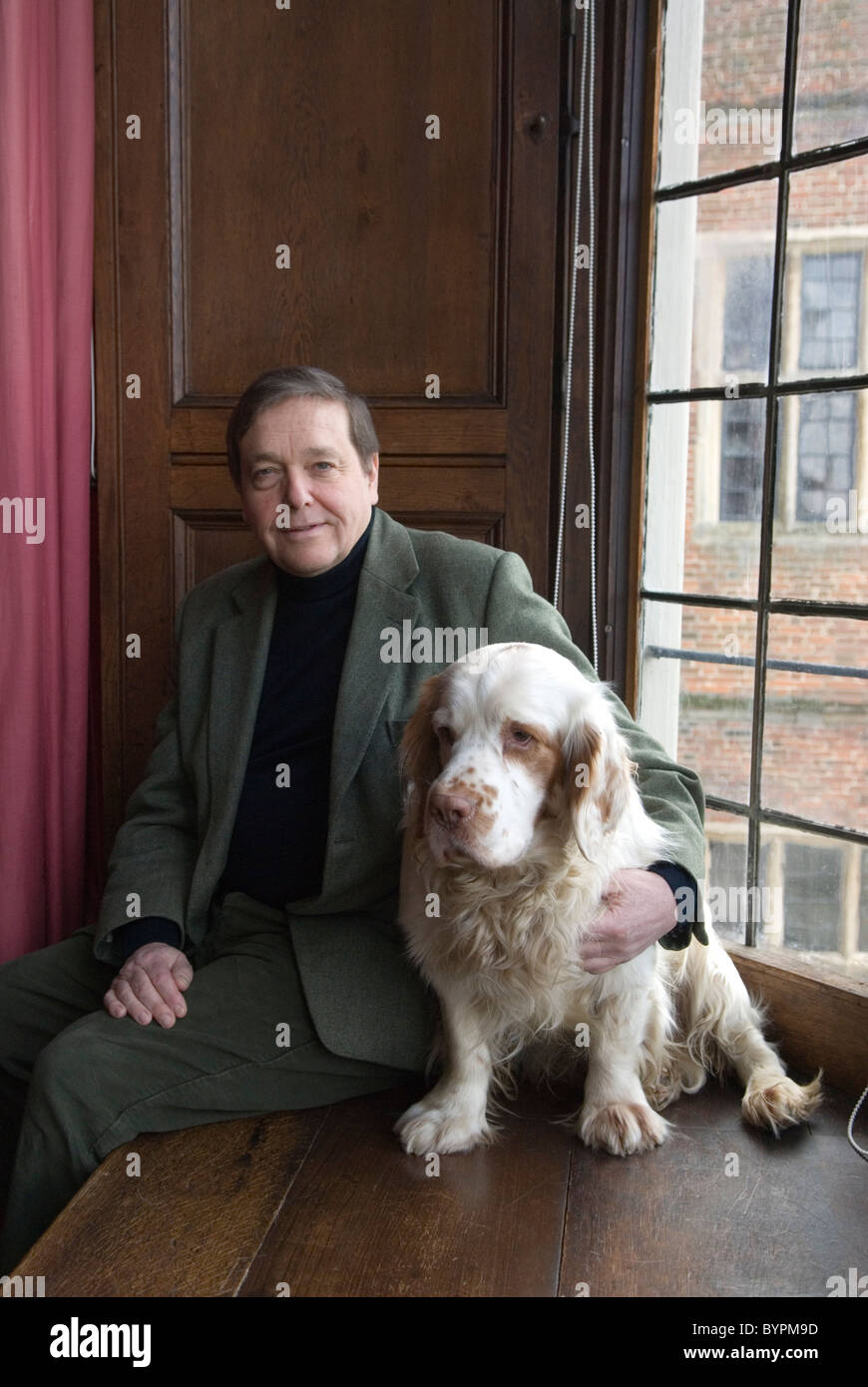 Robert Cecil Lord Salisbury all'Hatfield House Hatfield. Hertfordshire Regno Unito. 2011 con cane da compagnia un Clumber Spaniel HOMER SYKES Foto Stock