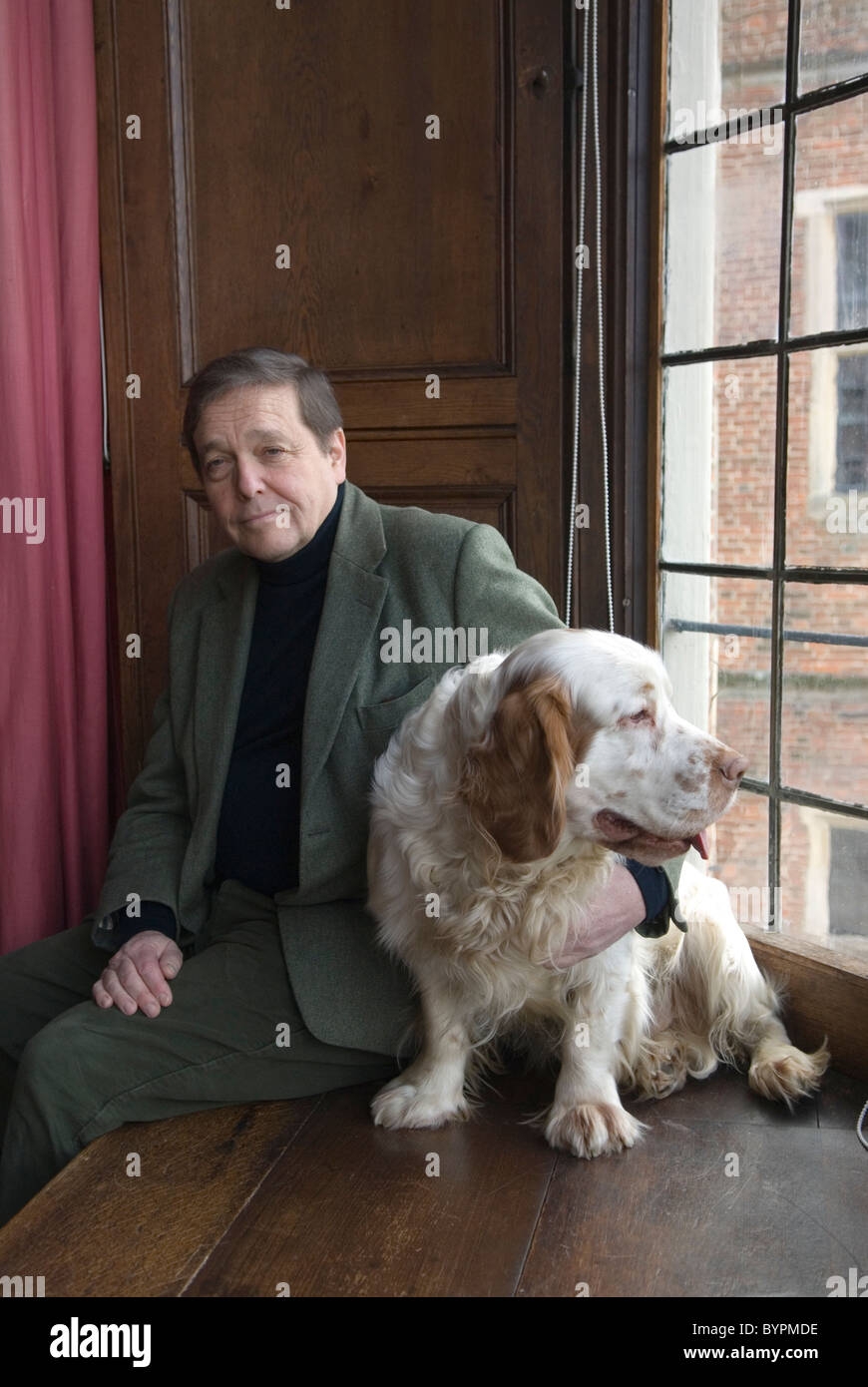 Robert Cecil Lord Salisbury all'Hatfield House Hatfield. Hertfordshire Regno Unito. 2011 con cane da compagnia un Clumber Spaniel HOMER SYKES Foto Stock