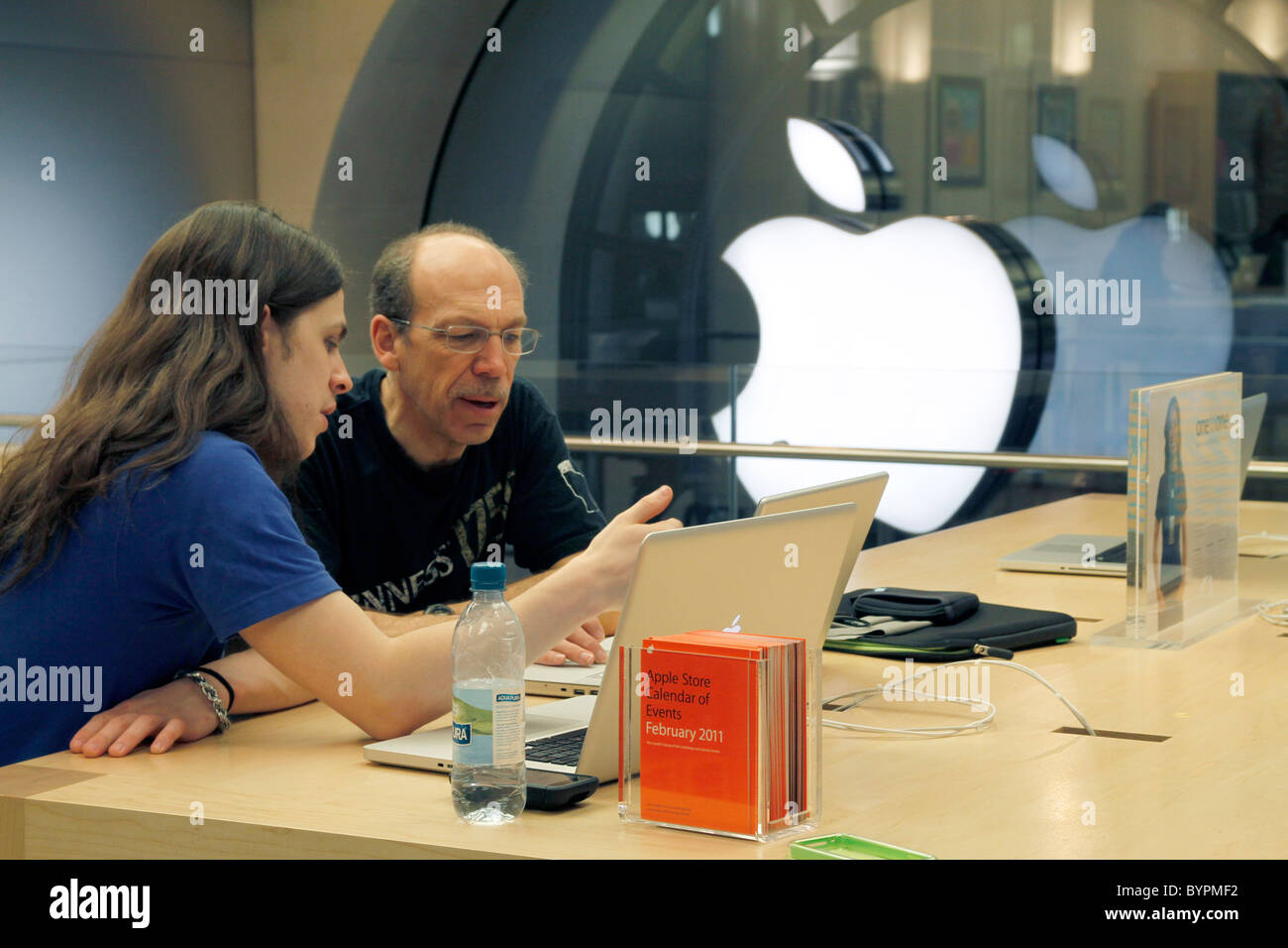 Regno Unito. Formazione del cliente a un computer MACINTOSH APPLE STORE DI LONDRA Foto Stock