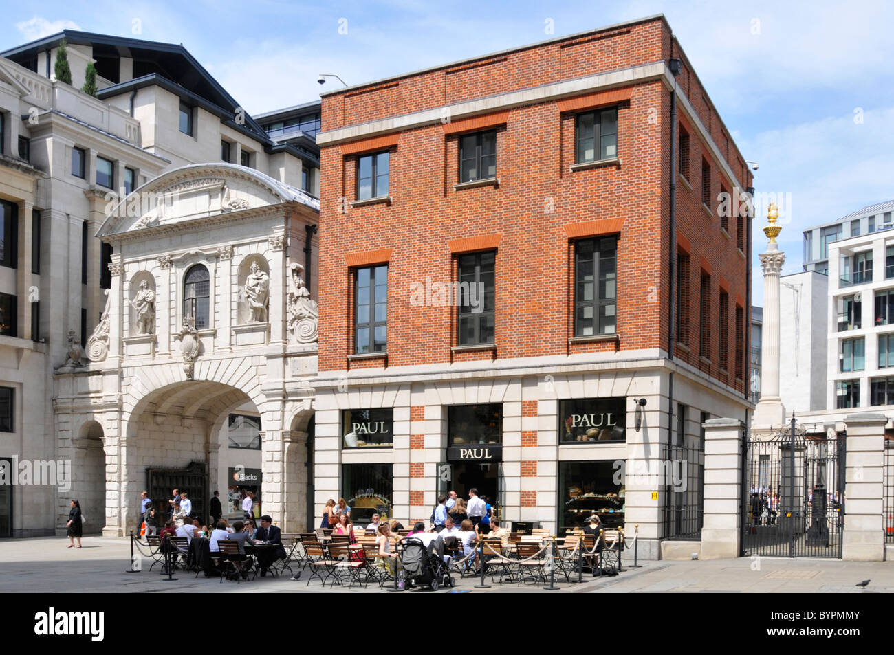 Diners all'aperto presso il ristorante Paul in St Pauls sagrato accanto a Temple Bar porta Foto Stock