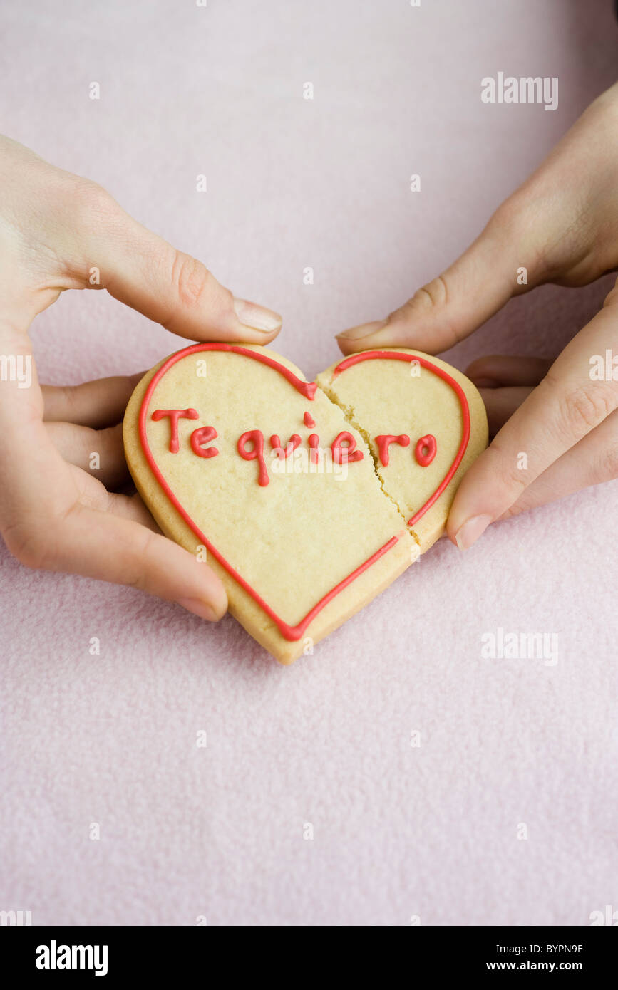 Azienda incrinato heart-shaped cookie Foto Stock