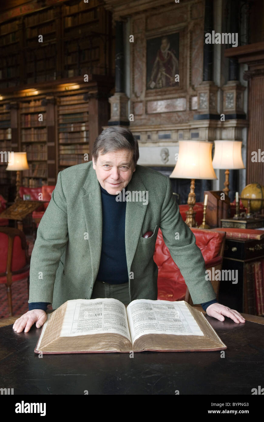 VII marchese di Salisbury Robert Cecil Lord Salisbury a Hatfield House Hatfield. Hertfordshire Regno Unito. Visto qui con la Bibbia di Re Giacomo in biblioteca. 2011 2010 HOMER SYKES Foto Stock