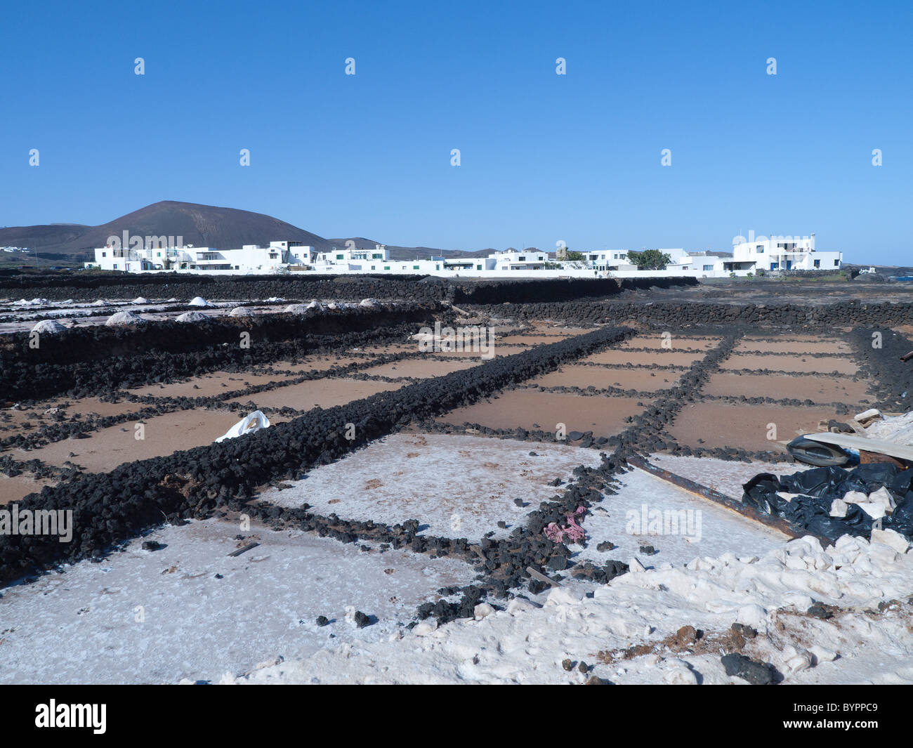 Piccola Scala mare di estrazione del sale a Los Cocoteros un piccolo villaggio vicino a Guatiza sulla costa est di Lanzarote Foto Stock