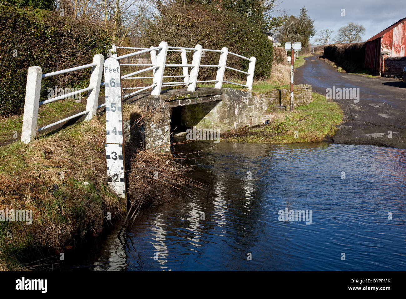 Ponte tra la Ford a Brockton vicino castello vescovile, Shropshire Foto Stock