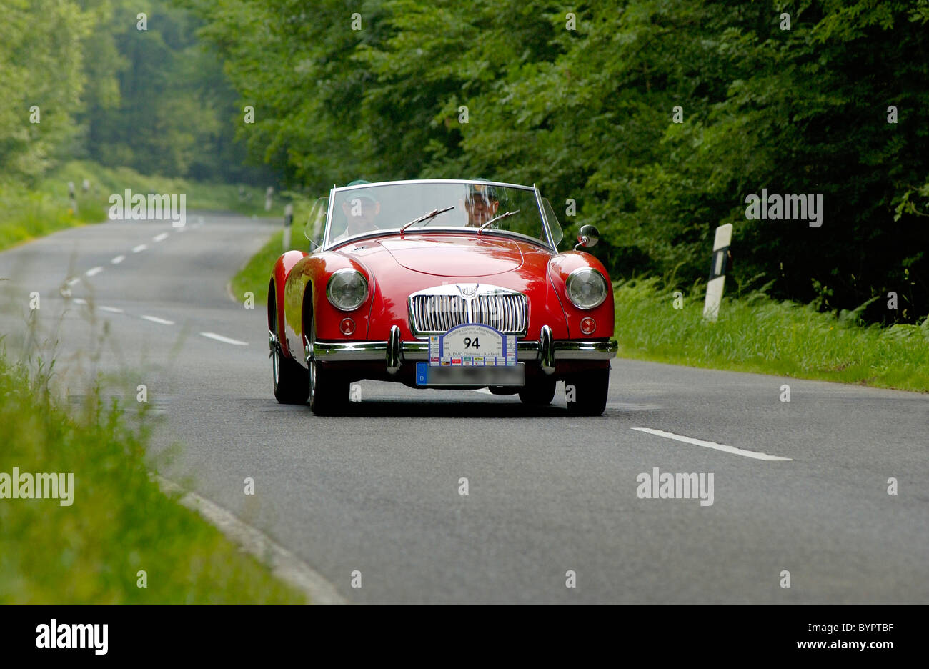 Classic car, MG, su un rallye im Eifel foresta Foto Stock