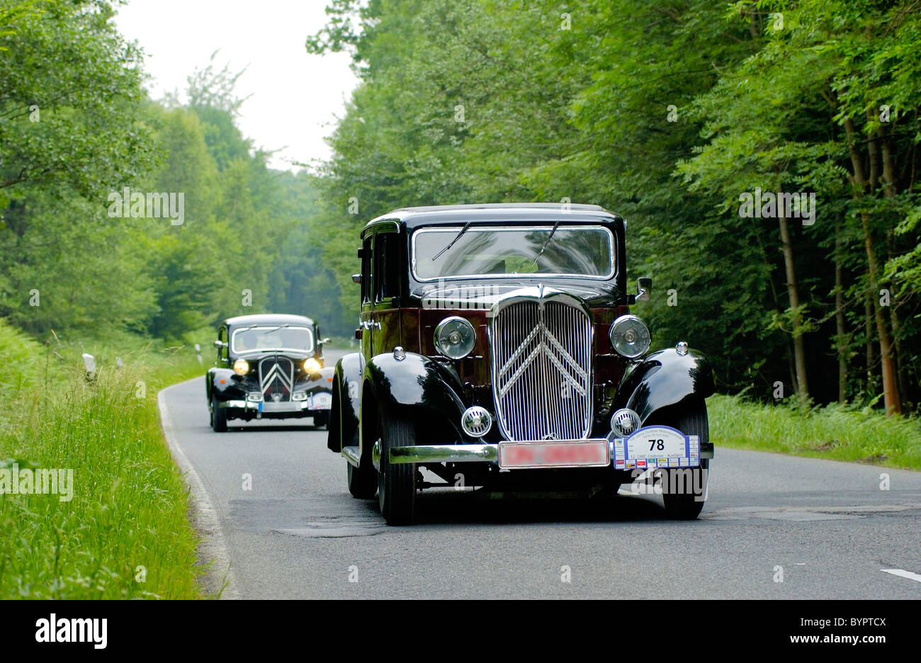 Classic car, Citroen su un rallye im Eifel foresta Foto Stock