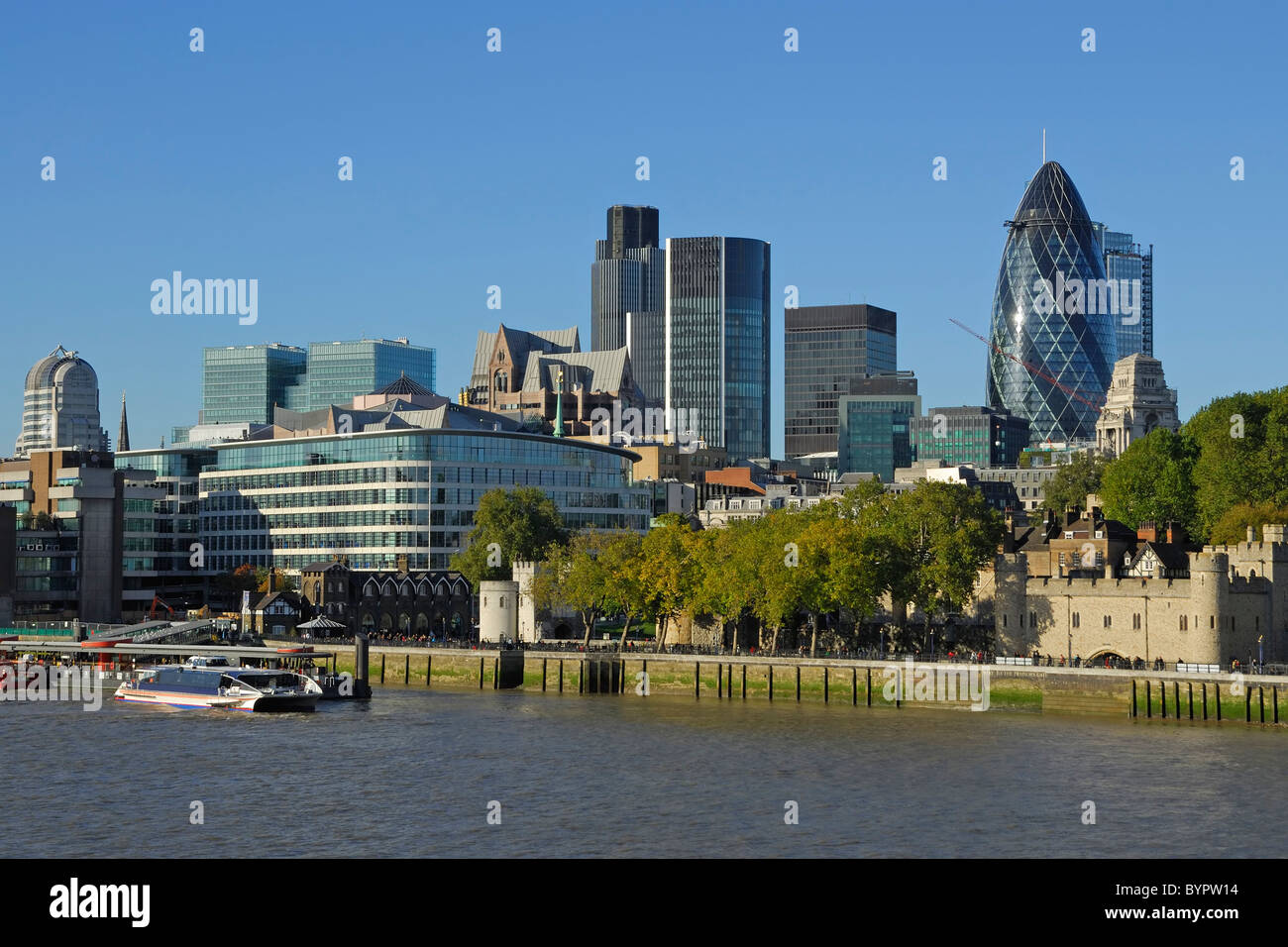Skyline della città di Londra, Londra Regno Unito, dalla South Bank, alla fine del 2010 Foto Stock