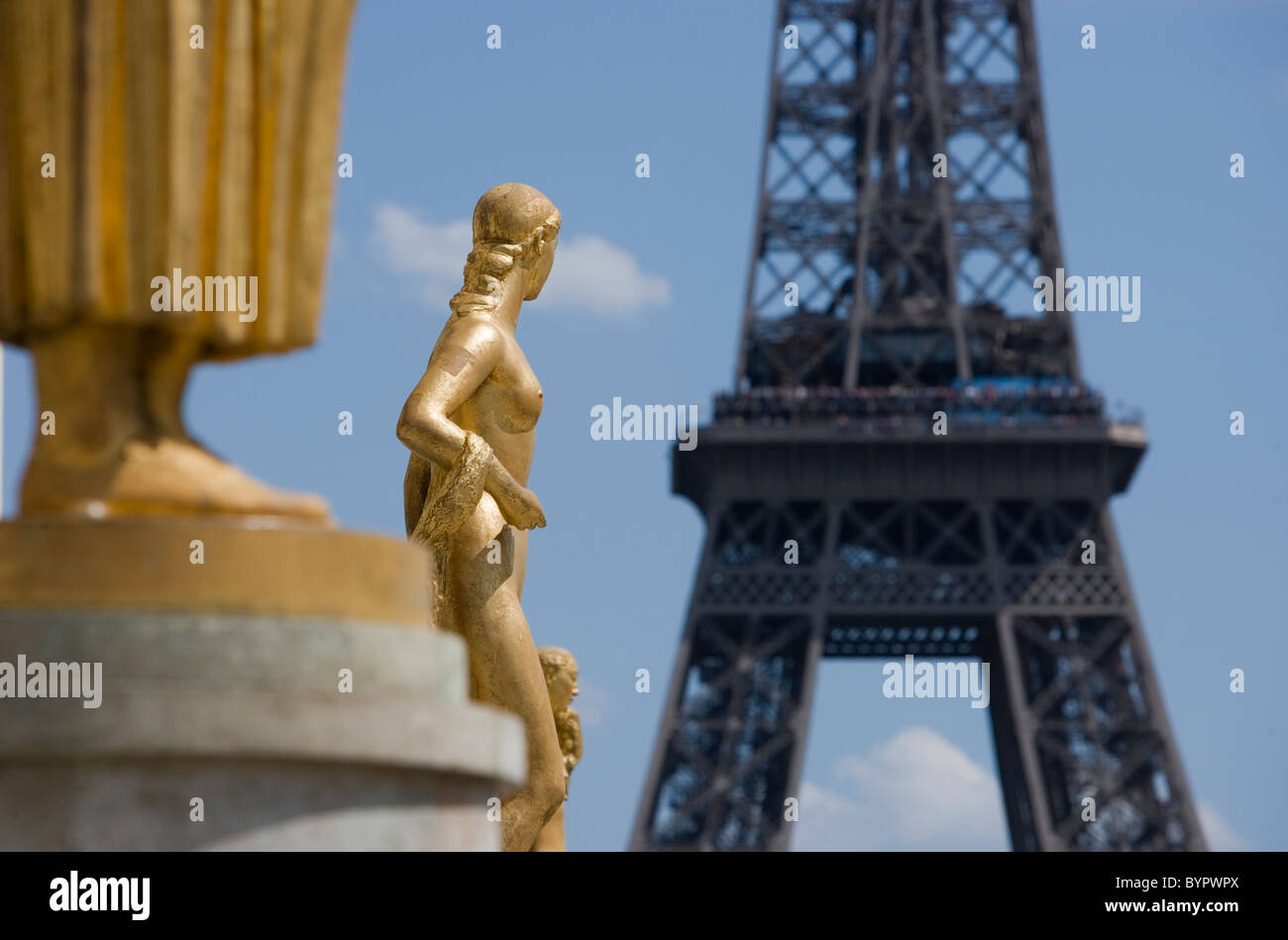 Parigi, Francia. La Torre Eiffel in estate. Foto Stock
