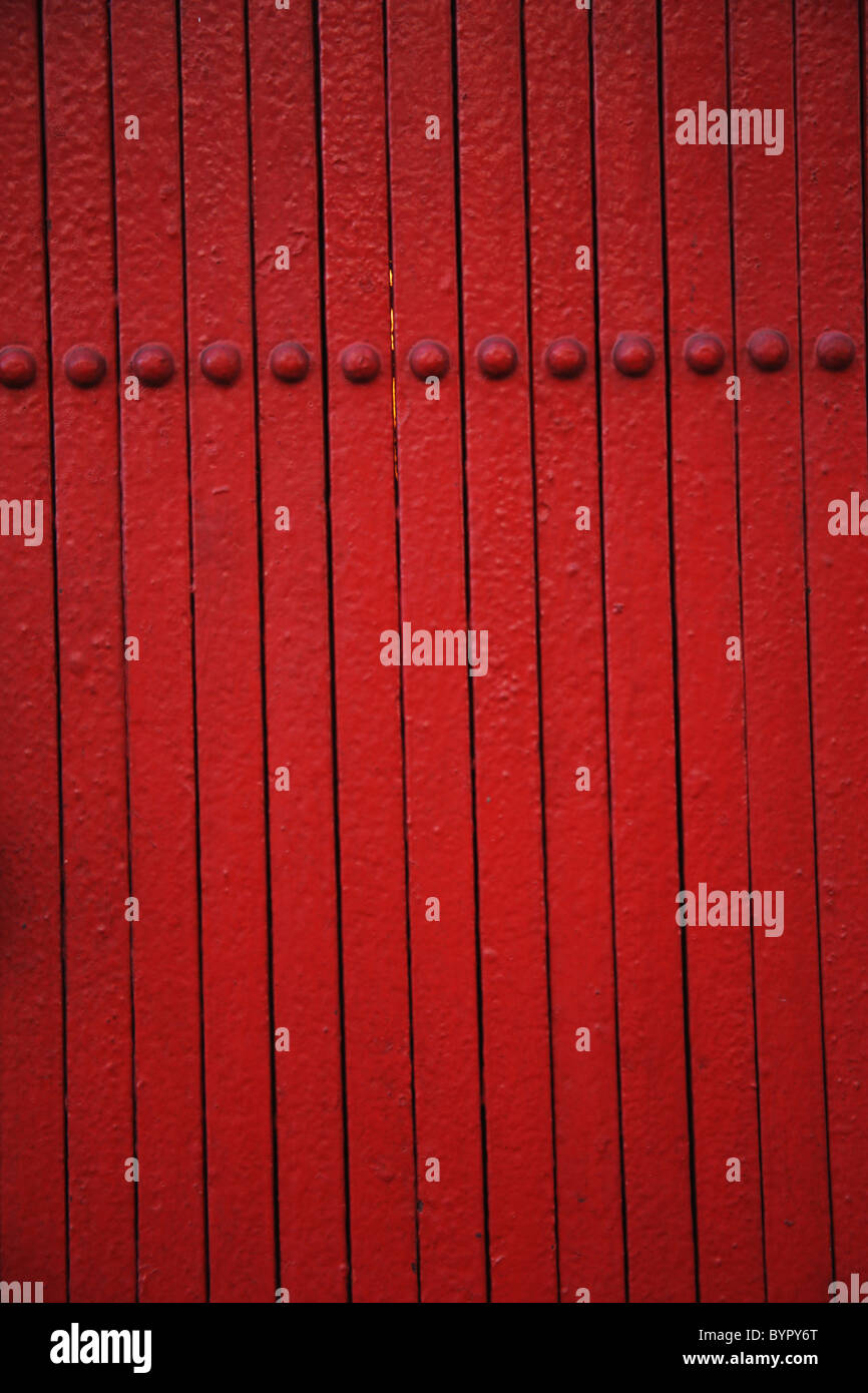 Una parete rossa con rivetti; troutdale, Oregon, Stati Uniti d'America Foto Stock