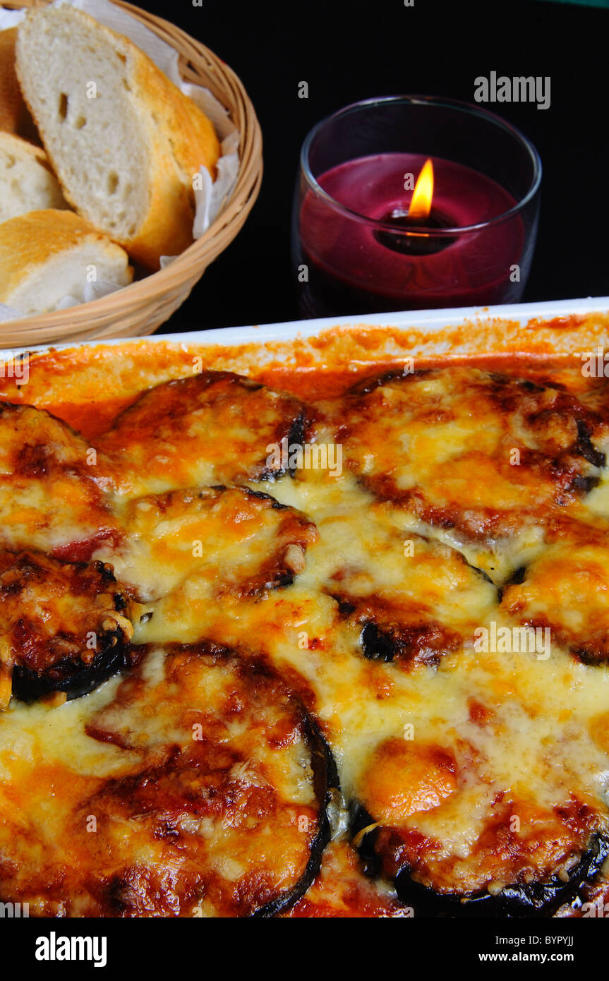 Aubergine cuocere in un tegame di coccio, Mijas Costa, Costa del Sol, provincia di Malaga, Andalusia, Spagna, Europa occidentale. Foto Stock