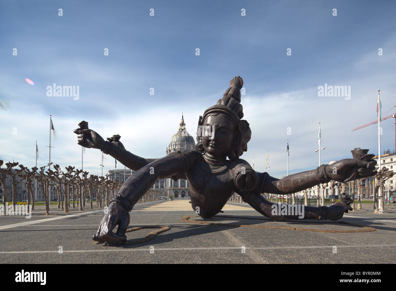 Tre teste sei bracci statua che si trova nella parte anteriore del San Francisco City Hall. Foto Stock