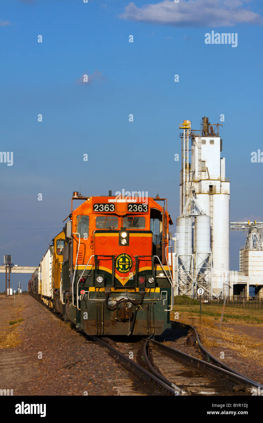 Una ferrovia BNSF treno si muove attraverso Amarillo, Texas. Foto Stock