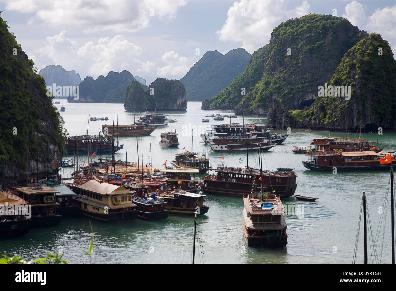 Vista da appendere Sung Sot cave. La Baia di Ha Long, Vietnam, in Asia. Foto Stock