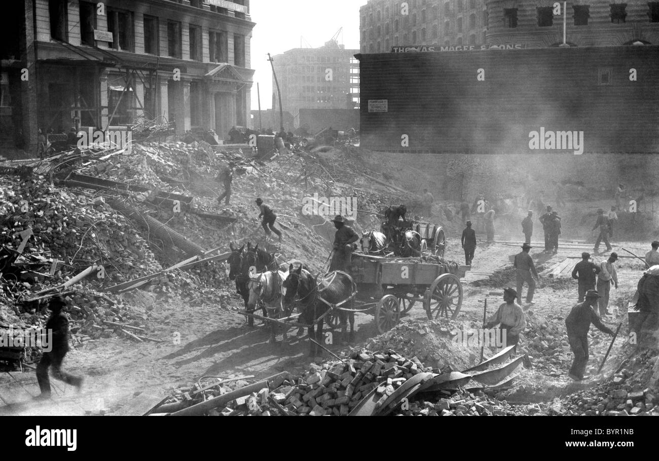 Postumi di San Francisco 1906 terremoto - cleanup team di lavoro attorno a Montgomery St Foto Stock