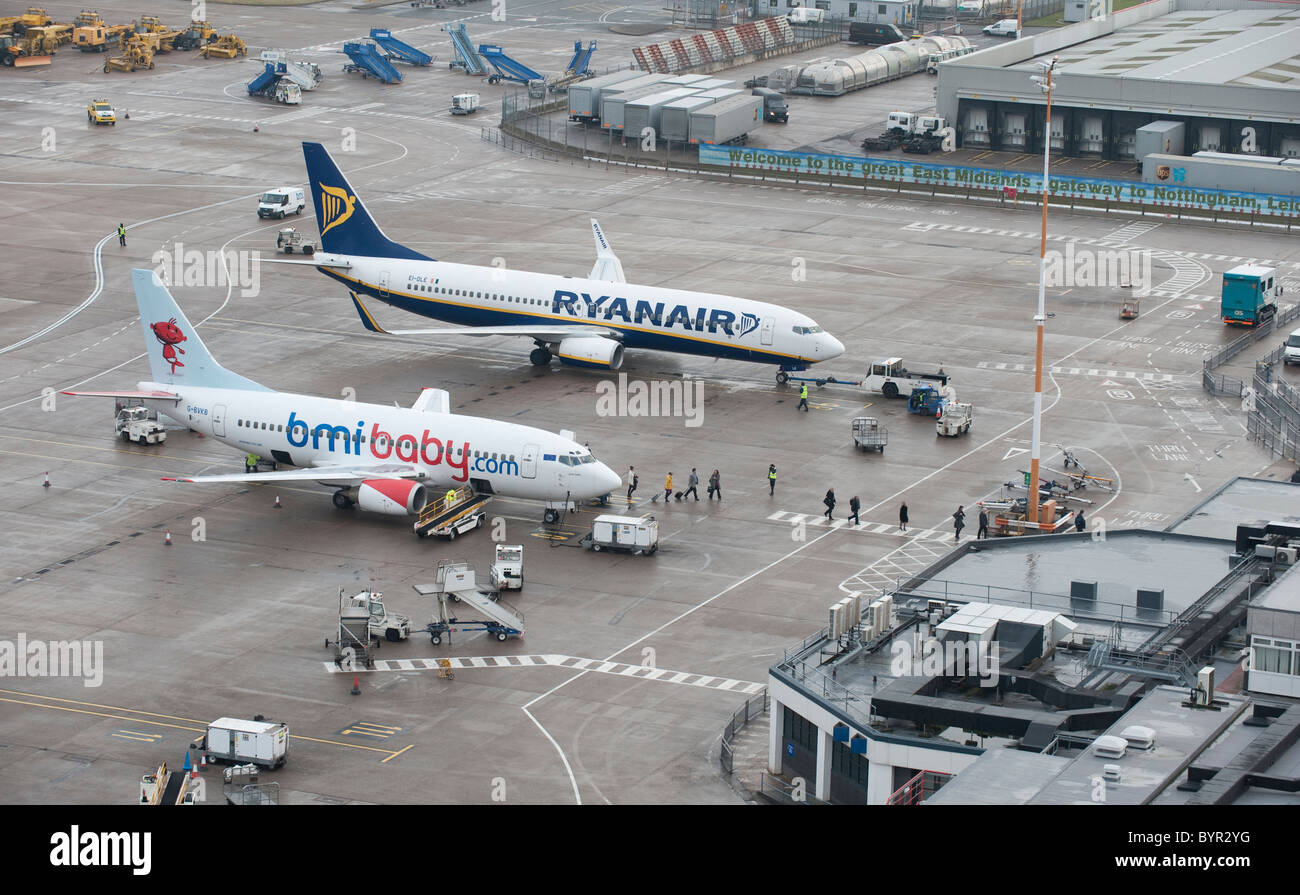 Ryanair e BMI Baby Boeing 737 sul piazzale dell'aeroporto di Nottingham East Midlands vicino a Kegworth REGNO UNITO Foto Stock