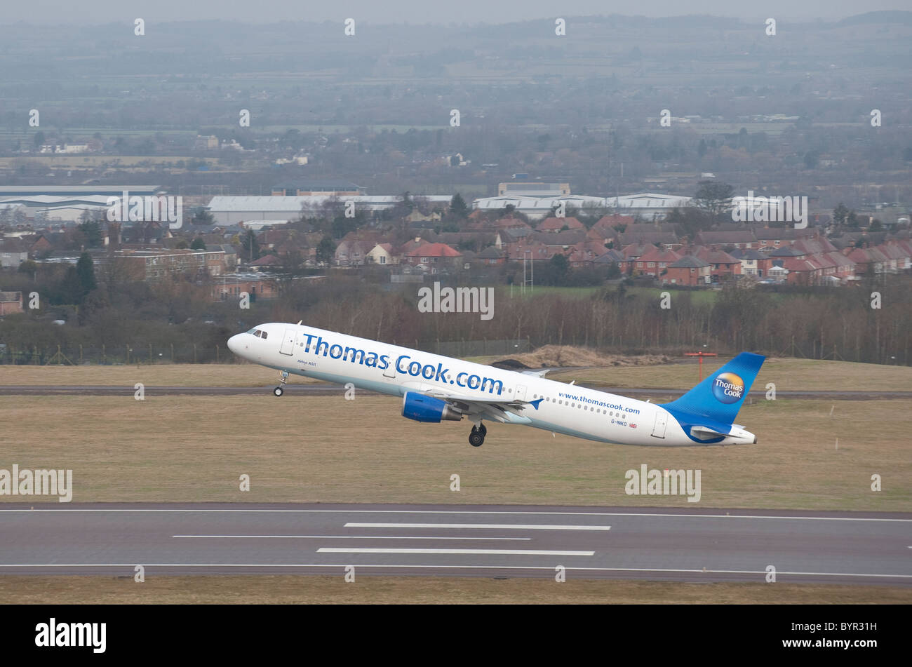 Un Thomas Cook aeromobili in fase di decollo dall'aeroporto di Nottingham East Midlands vicino a Kegworth REGNO UNITO Foto Stock