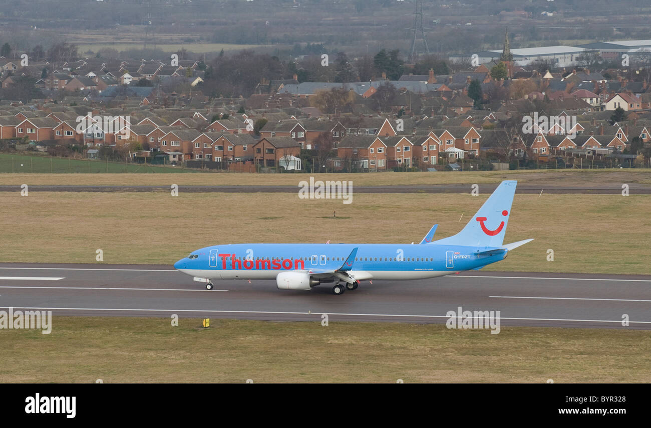 Thomson Airways / Thomsonfly - Boeing 737 aerei di atterraggio presso l'aeroporto di Nottingham East Midlands vicino a Kegworth REGNO UNITO Foto Stock