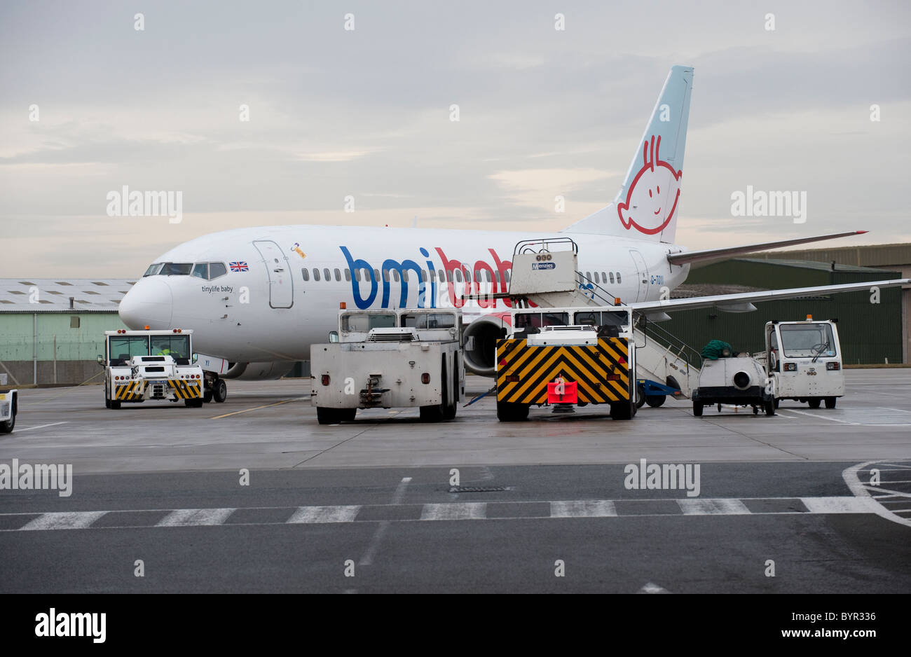 Un BMI Baby Boeing 737 sul piazzale dell'aeroporto di Nottingham East Midlands vicino a Kegworth REGNO UNITO Foto Stock