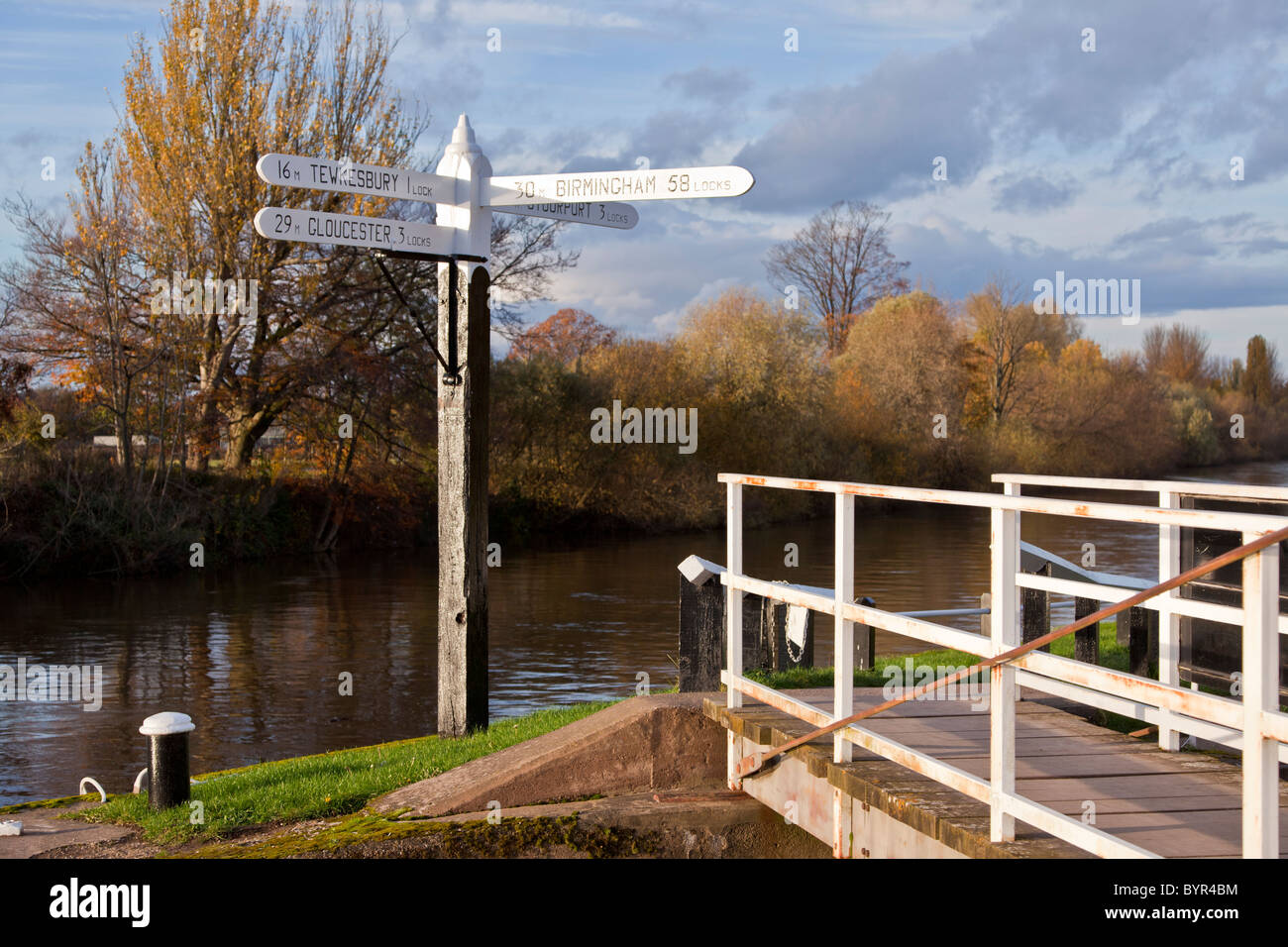 Cartello sul fiume Severn a Worcester, dove incontra il Worcester e Birmingham canal Foto Stock