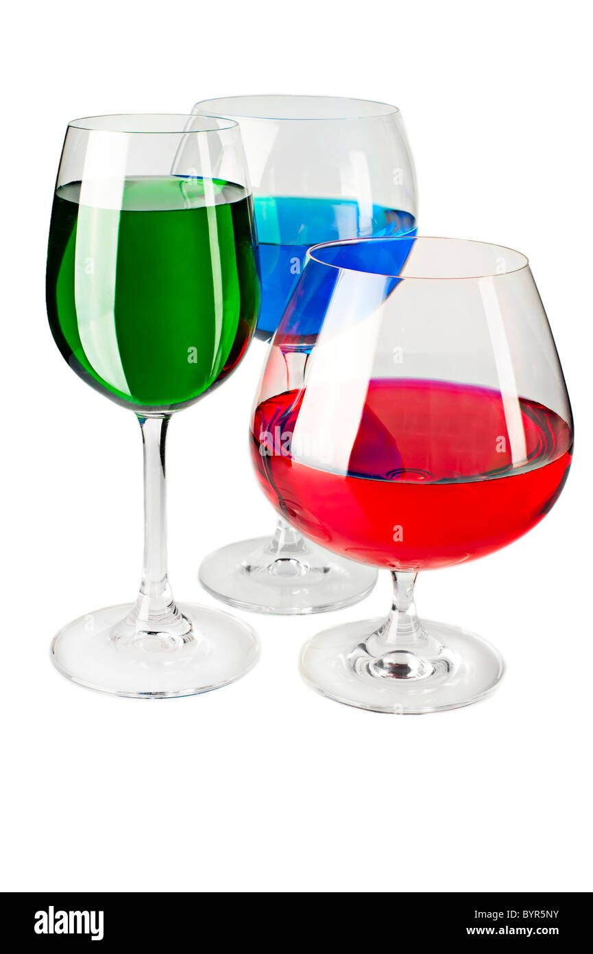 Rosso, verde e blu del liquido colorato nel vino e bicchieri da cognac su sfondo bianco. Modello di colore RGB imitando immagine Foto Stock