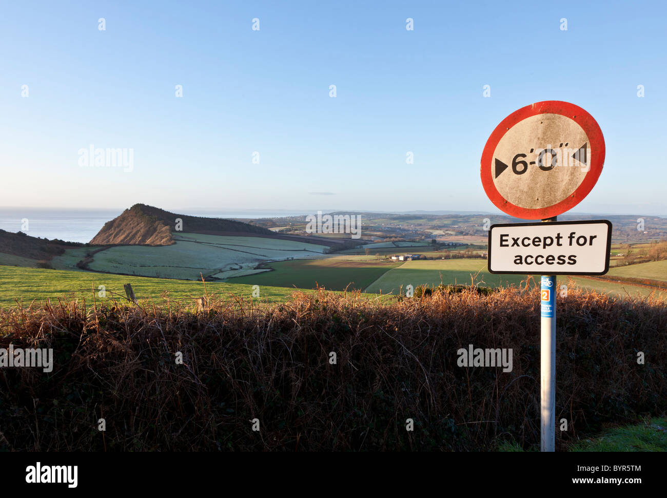 Cartello sulla Nazionale percorso ciclabile numero 2 su una chiara mattina di gennaio in East Devon, con elevato picco della distanza Foto Stock