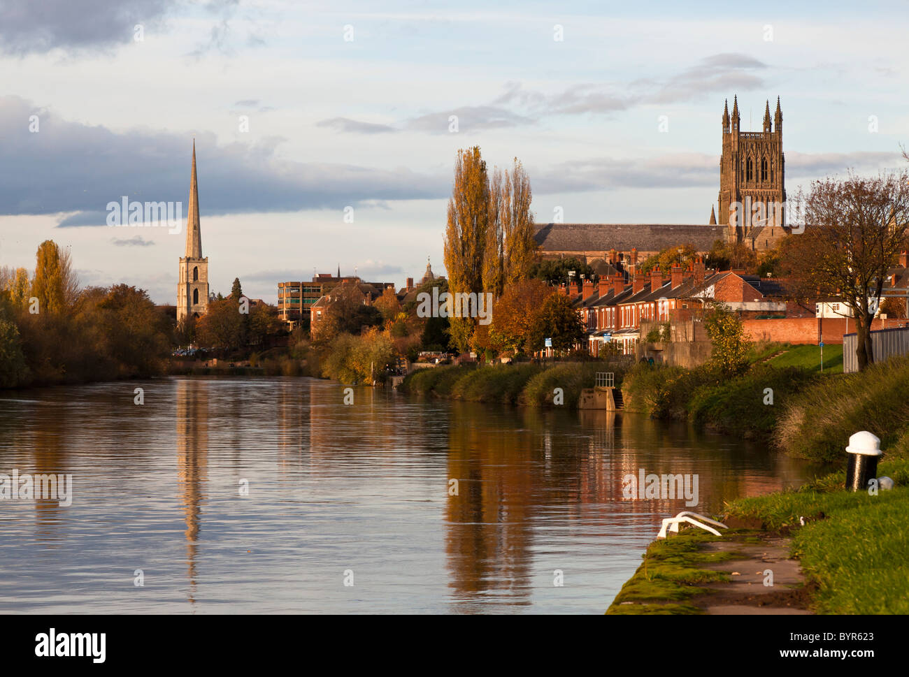 Cattedrale di Worcester e l'ago Glovers chiesa sulle rive del fiume Severn Foto Stock