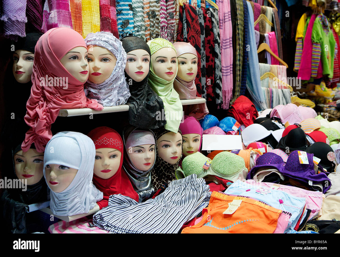 Il velo tradizionale per la vendita nel souk di Damasco, Siria Foto Stock