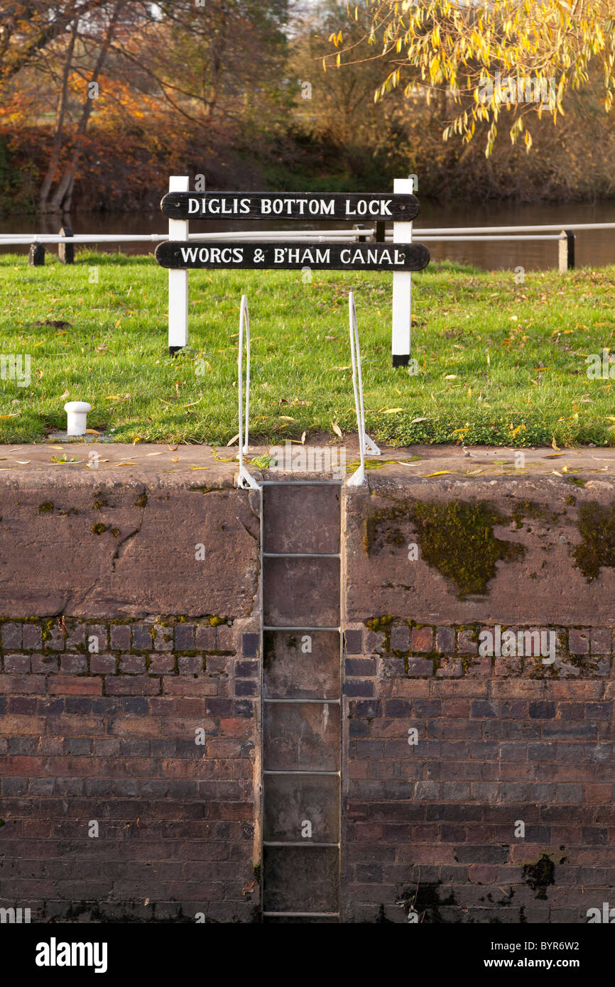 Scaletta e segnaletica a fondo Diglis Lock sulla Worcester e Birmingham canal Foto Stock