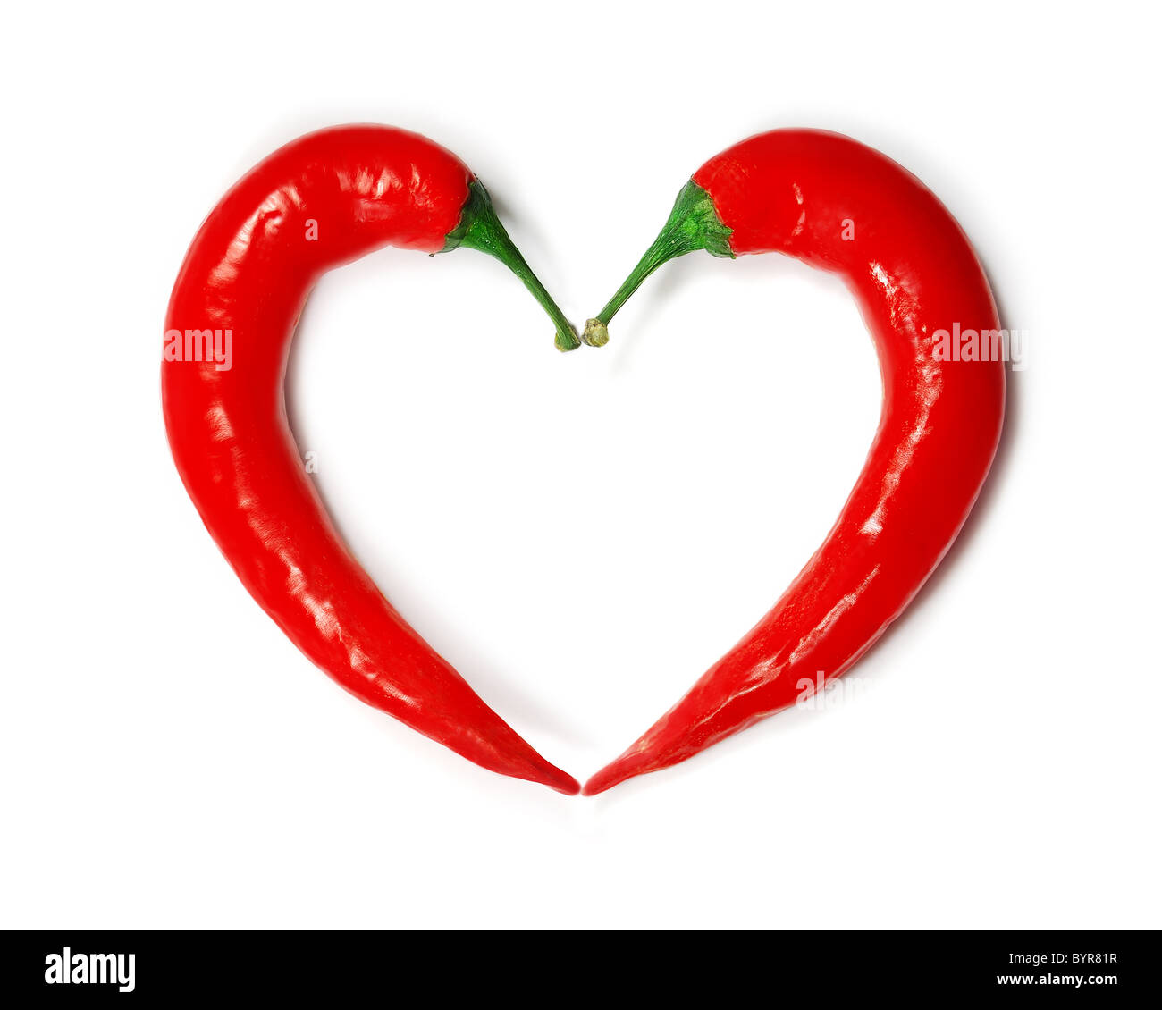 2 peperoncino rosso insieme formando una forma di cuore. Amante calda simbolo. Foto Stock