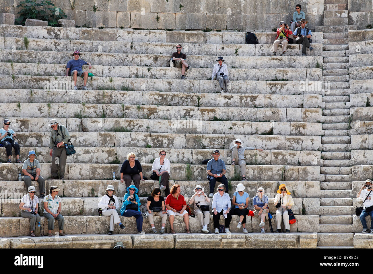 Gruppo di tour in seduta del Sud teatro di Gerasa, Jerash, Giordania Foto Stock