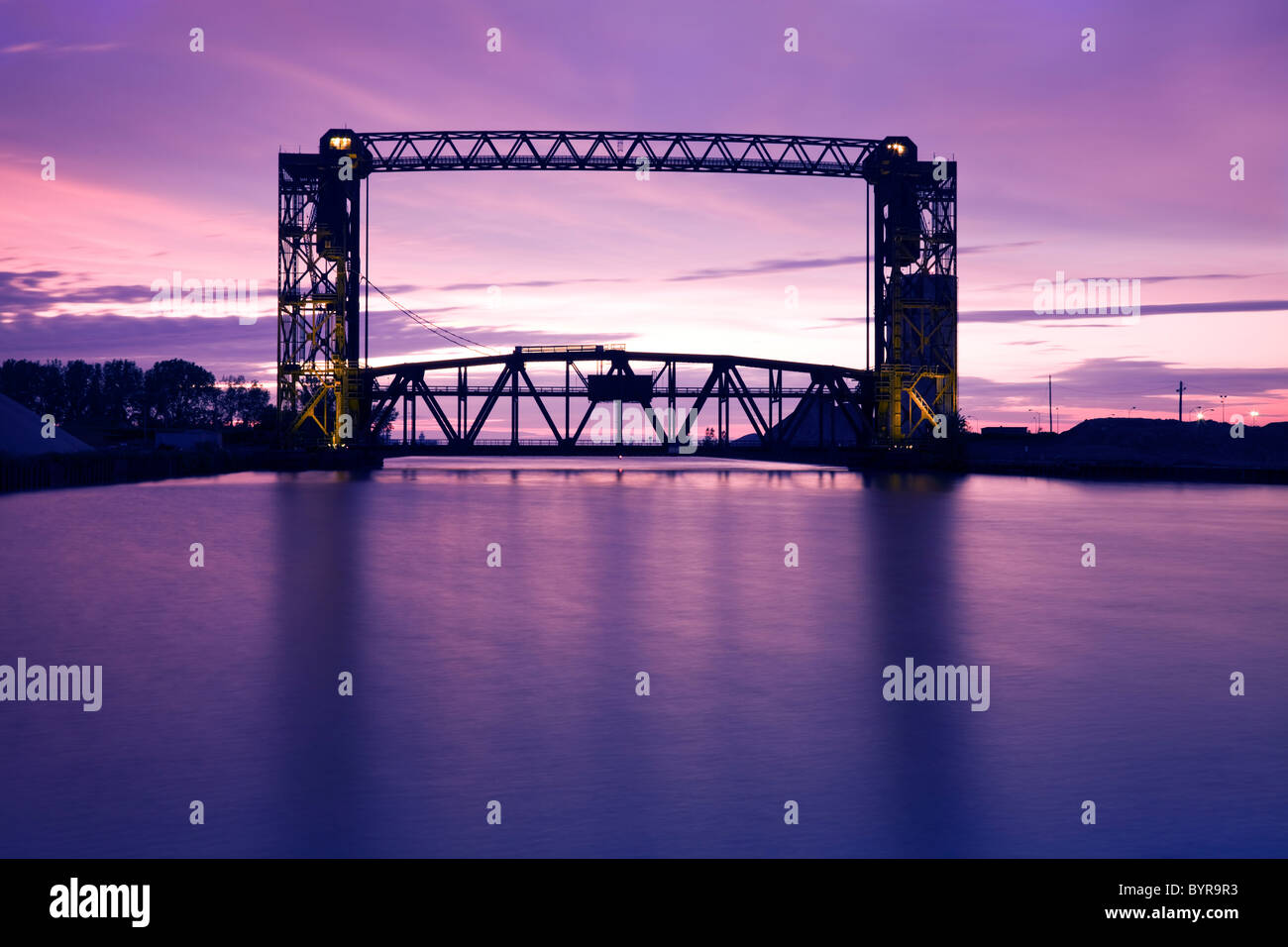 Tramonto, bridge e due fari Foto Stock