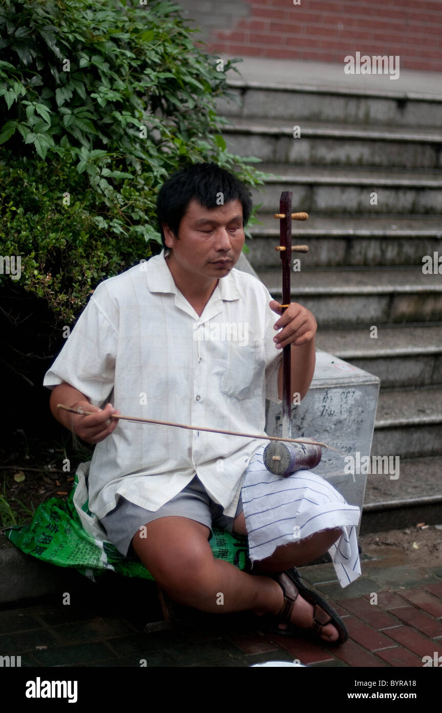 Musicista cieco a Shanghai la riproduzione di un erhu Foto Stock