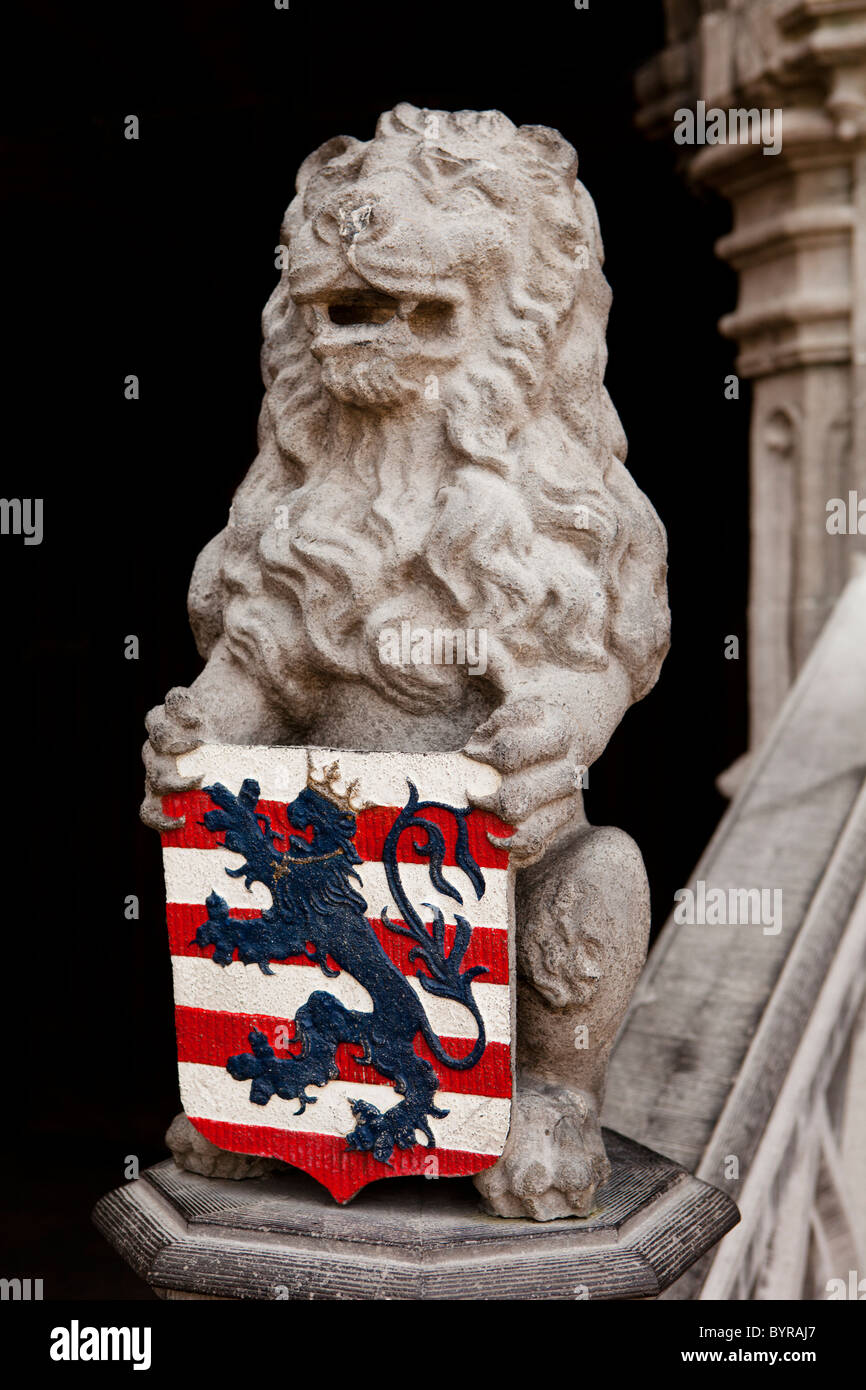 Lion Holding Famiglia Cresta Foto Stock