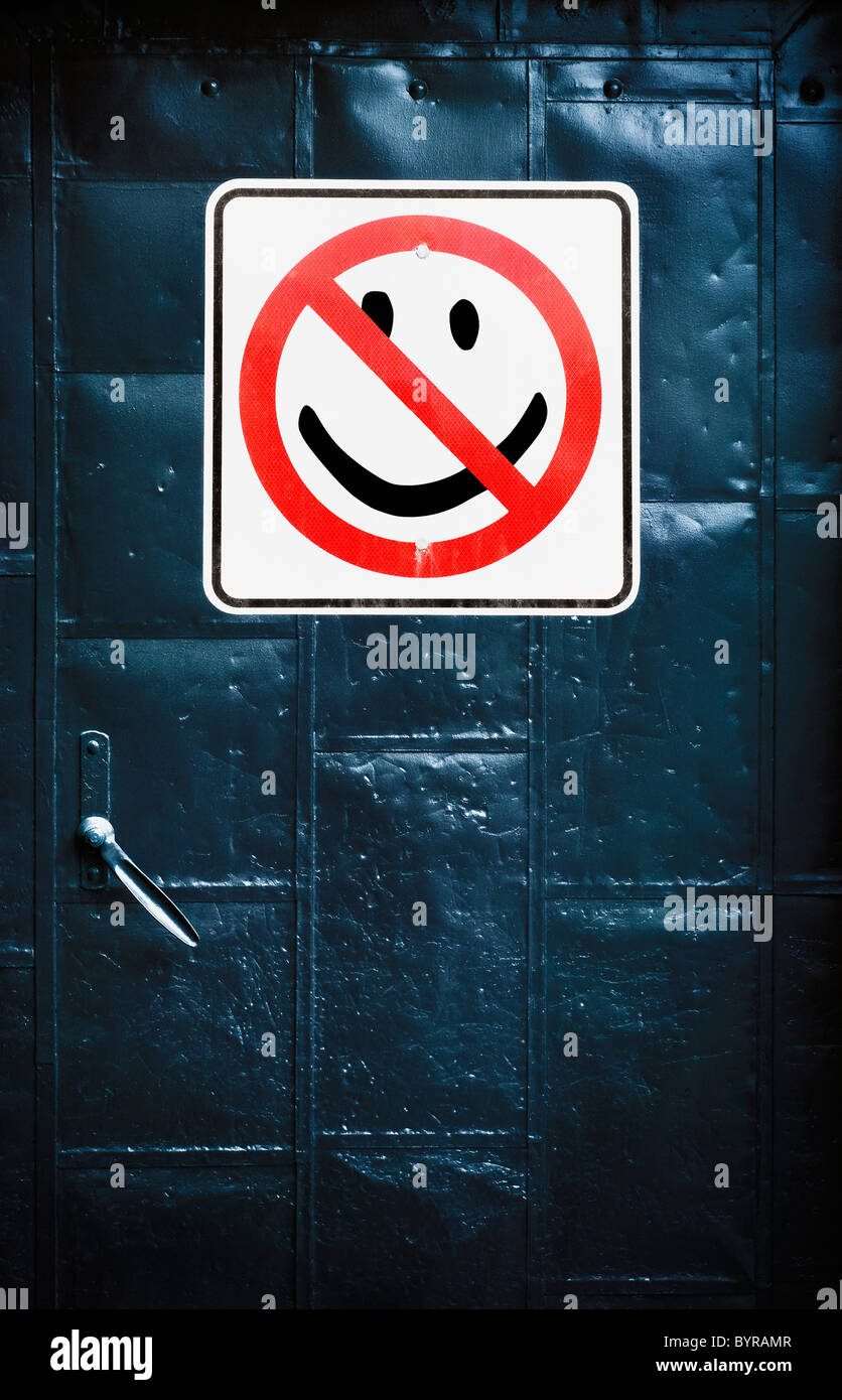 No sorridente' segno su una porta in acciaio Foto Stock