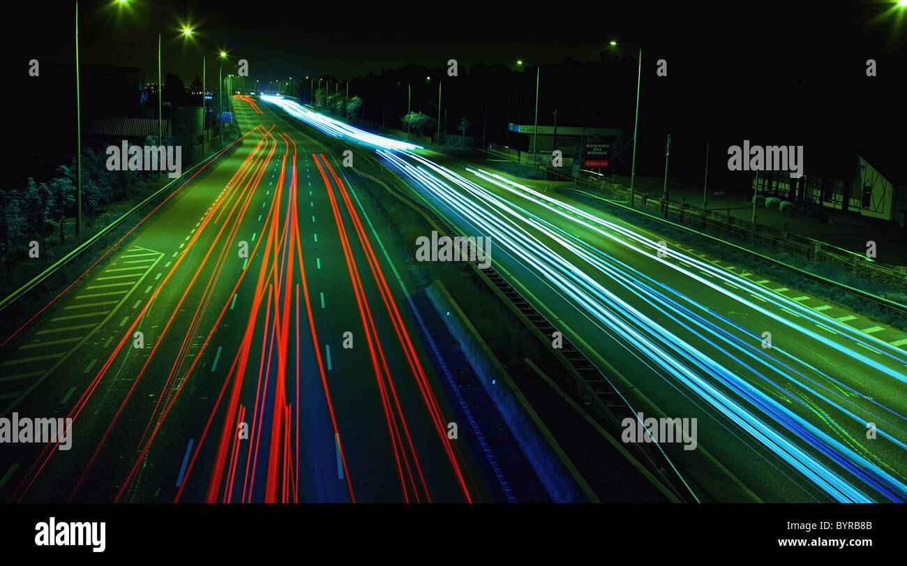 Sentieri di luce verso il basso su una strada trafficata di notte; Dublino, Irlanda Foto Stock