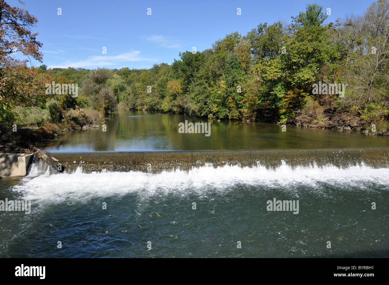 La formazione di schiuma acqua proveniente da sopra una piccola cascata da una diga. Il torrente è nella contea di Lehigh, Pennsylvania. Foto Stock