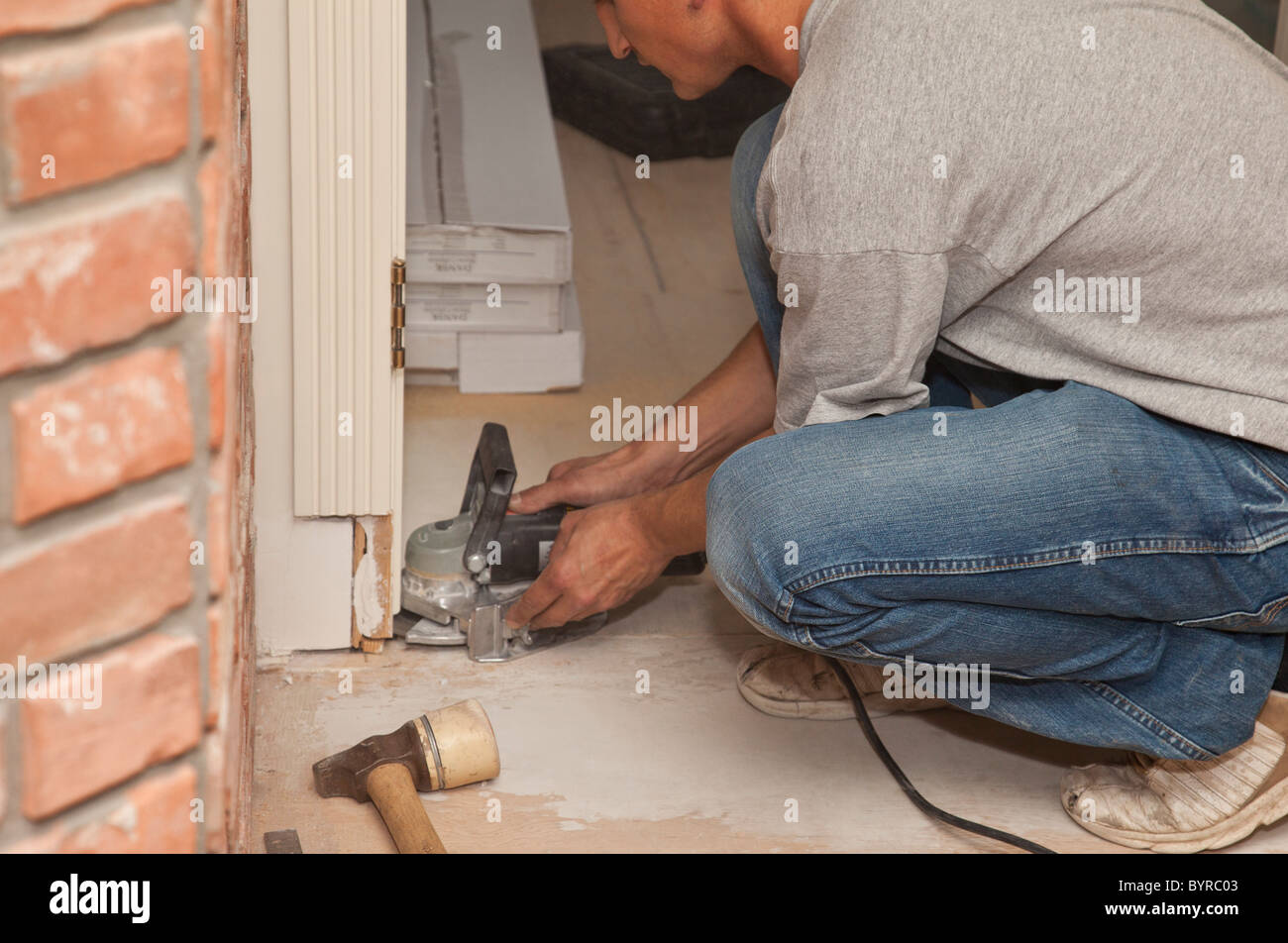 Pavimento in legno duro per l'installazione di un home rinnovo; st. Albert, Alberta, Canada Foto Stock