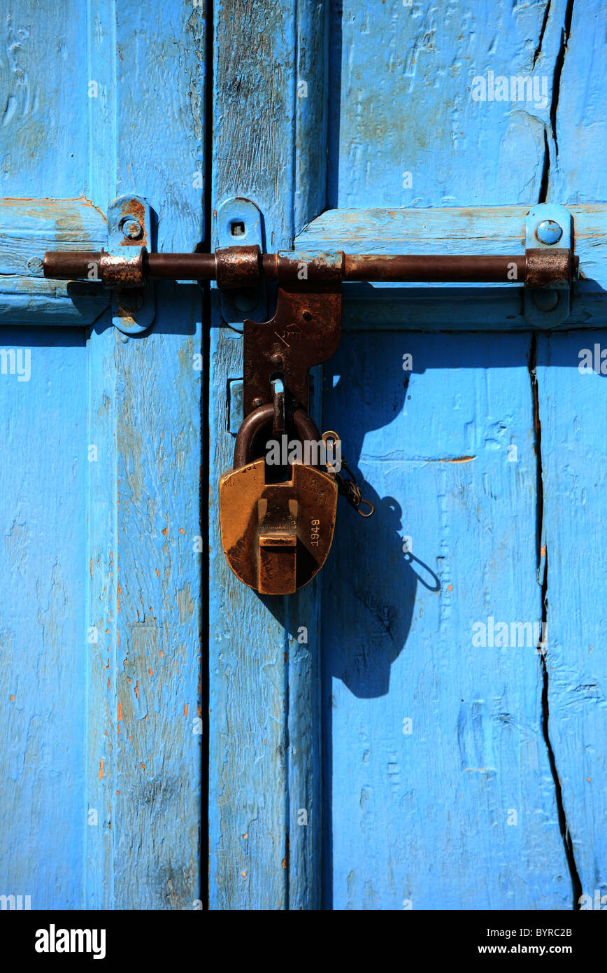 Blue porta con serratura Andhra Pradesh in India del Sud Foto Stock