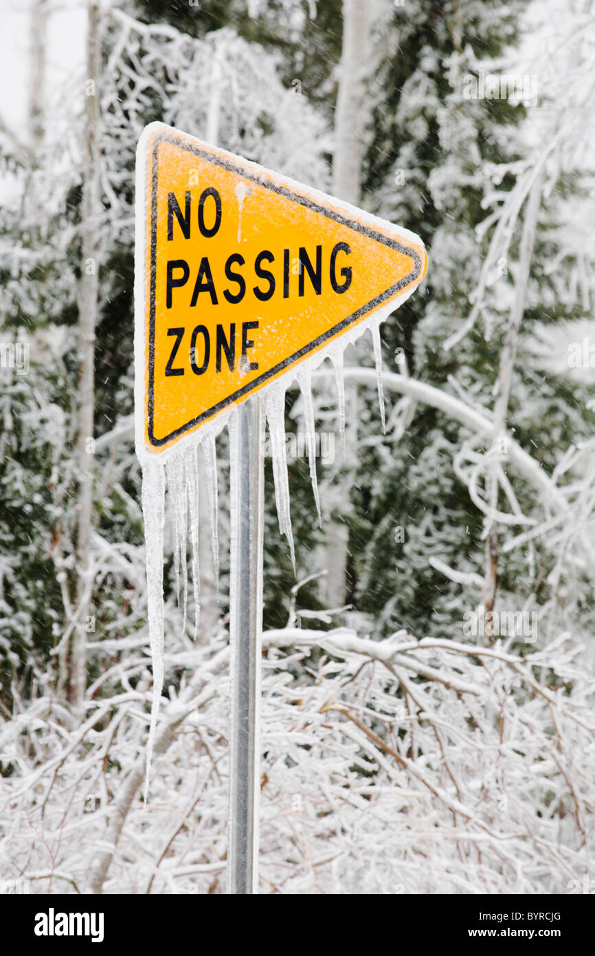 Coperte di ghiaccio un cartello stradale che dice "nessun passaggio di zona", minnesota, Stati Uniti d'America Foto Stock
