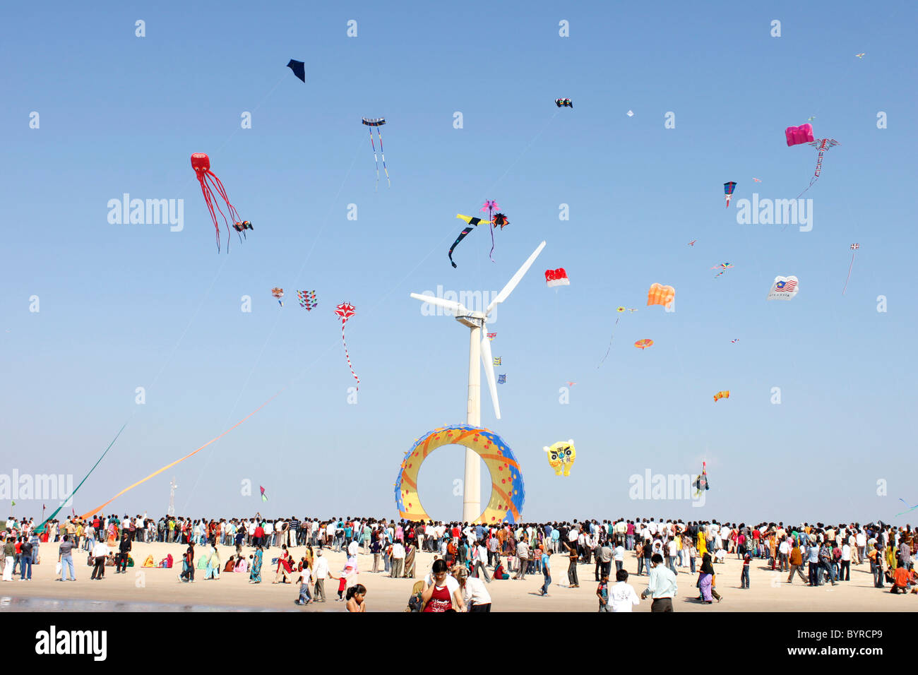 Una vista di Kite Festival a Mandavi beach, Gujarat, India Foto Stock