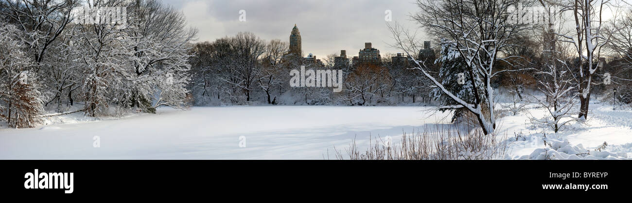 Central Park - New York City il lago dopo la tempesta di neve Foto Stock