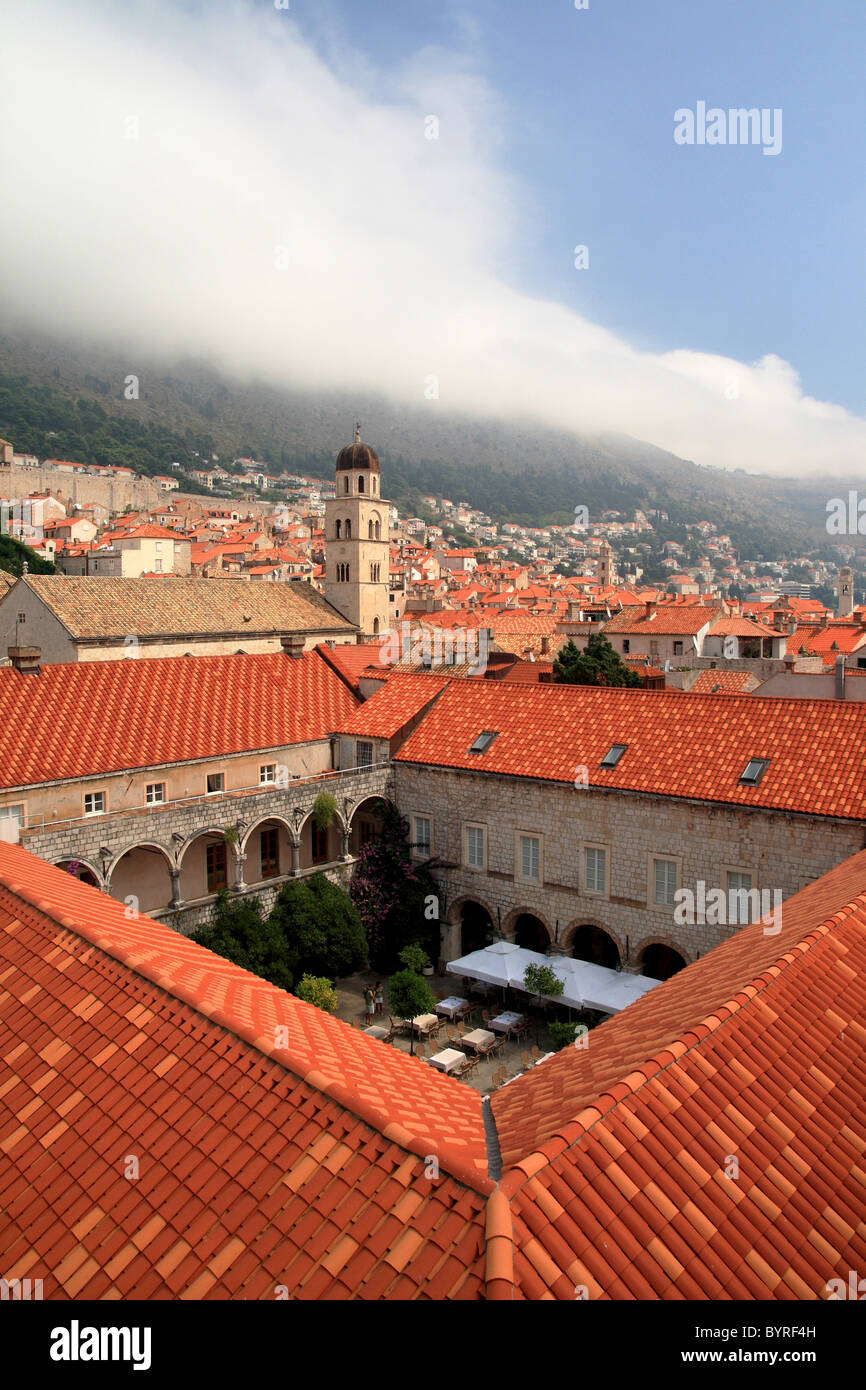 Un pittoresco caffè e terrazza tra i vecchi edifici tradizionali di Dubrovnik, Croazia Foto Stock