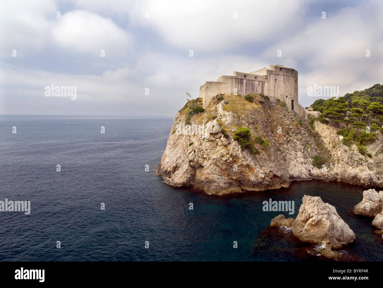 Cittadella di Dubrovnik in cima a una scogliera vicino al mare Mediterraneo Foto Stock