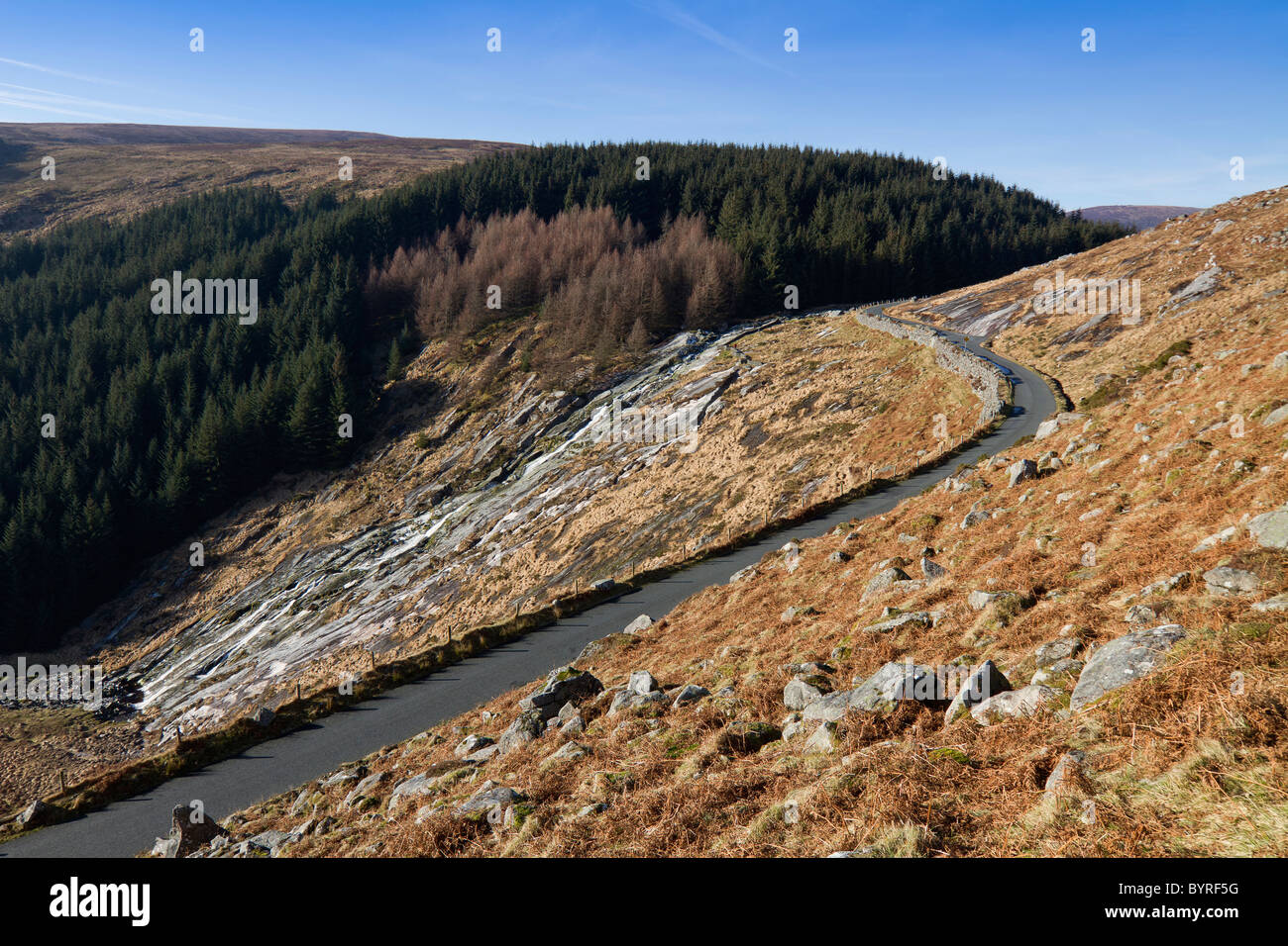 Curva strada in montagne di Wicklow, Irlanda. Foto Stock