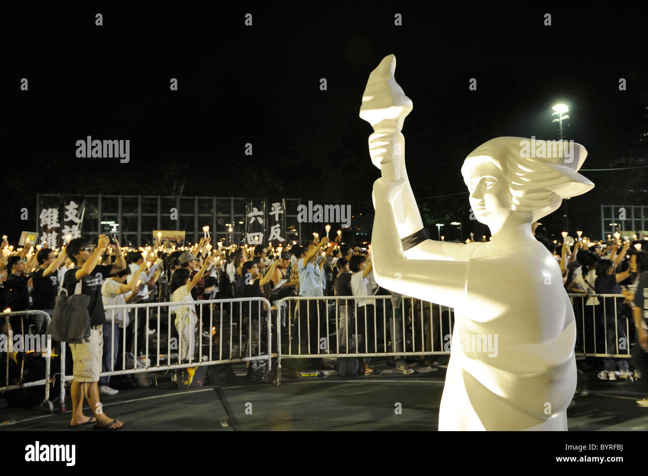 Commemmorazione del massacro di Tiananmen da venti anni fa al Victoria Park di Hong Kong. Foto Stock