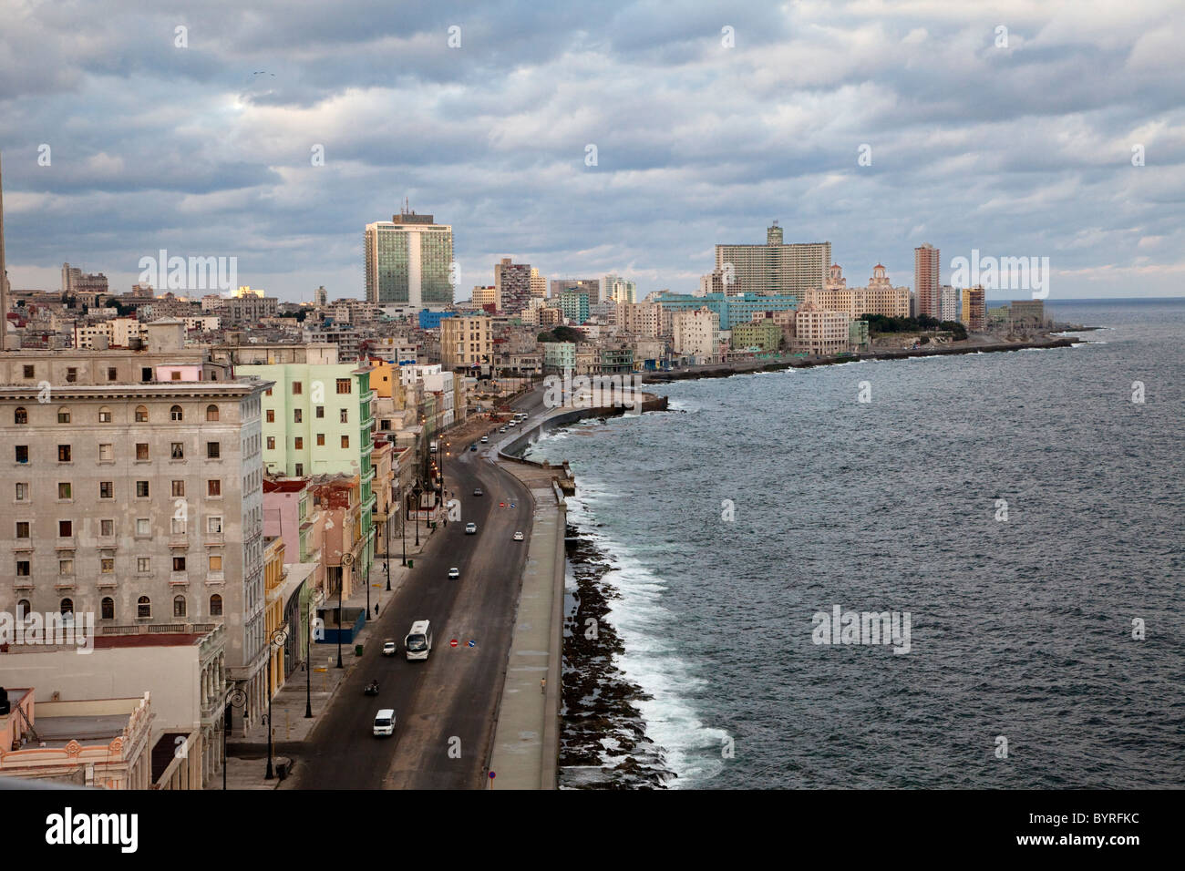 L'Avana, Cuba. Il Malecon, il lungomare affacciato sul Mar dei Caraibi. Hotel Nacional in distanza, alberi di fronte. Edificio FOCSA a sinistra del centro. Foto Stock