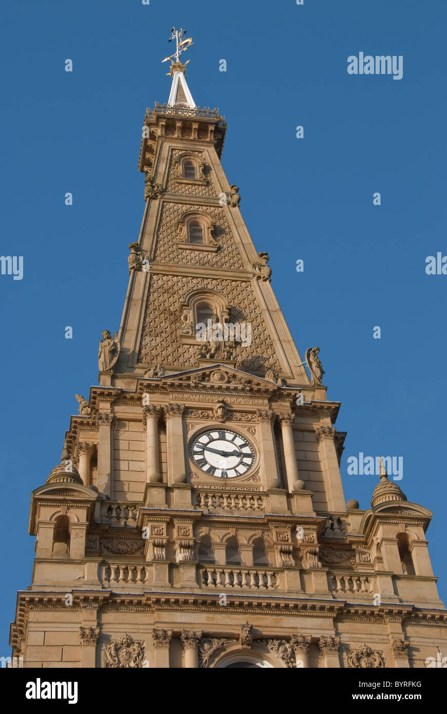 Torre di Halifax Town Hall un classico edificio vittoriano di Halifax Yorkshire Foto Stock